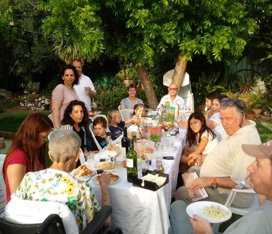 Aharon and Aliza with their children, grandchildren and great-grandchildren in the garden.