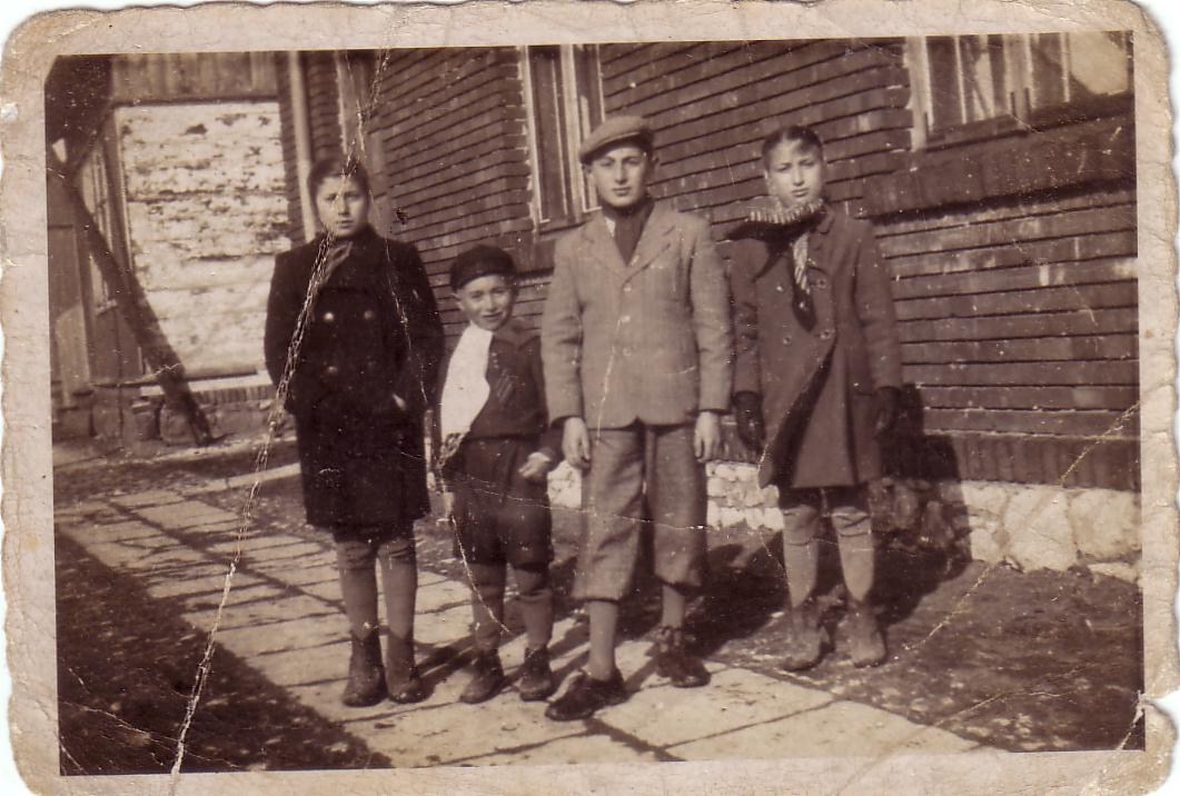 Aharon (zweiter von rechts) mit seinen Brüdern und Schwestern.