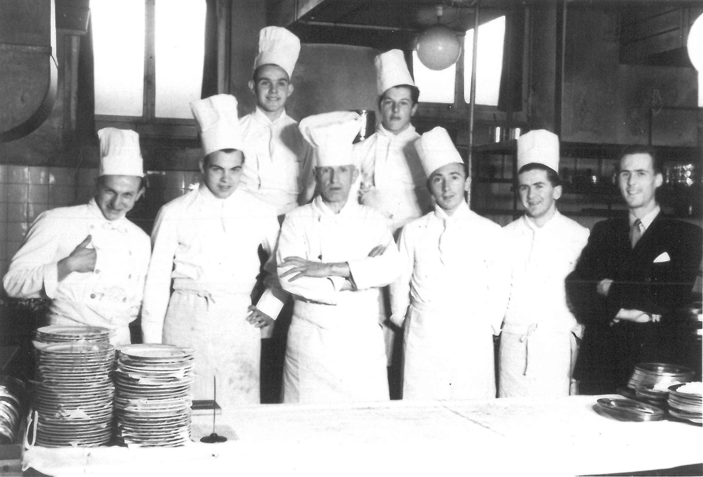 Ganz links:  Arnold Wochenmark als Kochvolontär im Hotel „Drei Könige“ in Basel, 1944.