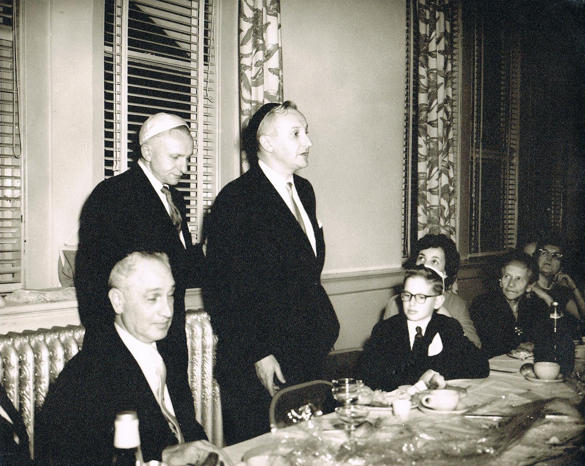 Alfred Mark (Mitte) 1962 bei der Bar Mitzwa seines Neffen Jeffrey Marque.