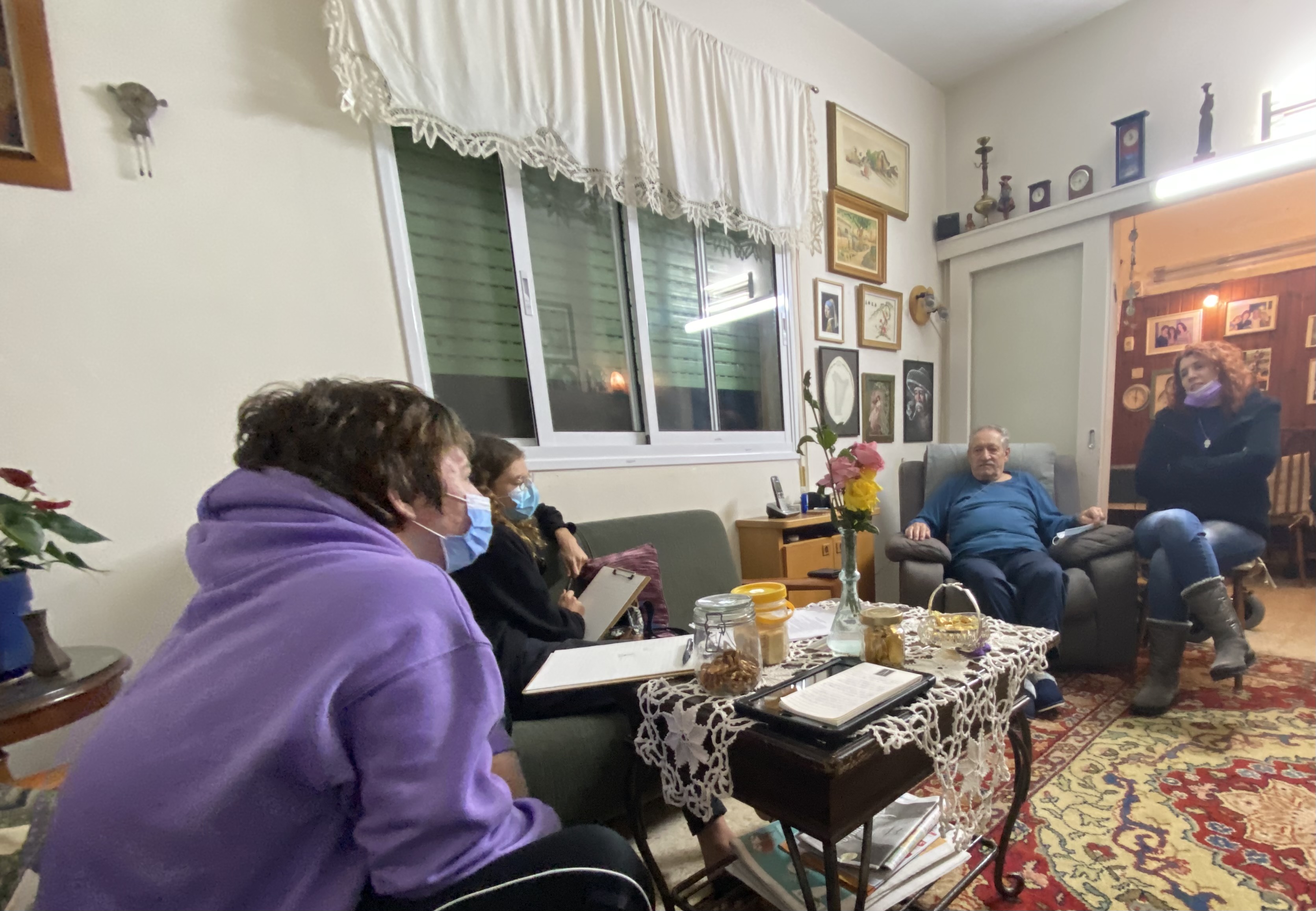 Asher während des Interviews in seinem Haus in Shavei Zion mit seiner Tochter Tamar und den jungen Freiwilligen Hila und Daniel.
