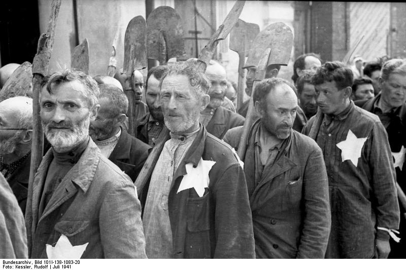 Juden im Ghetto Mogiljow , die zur Zwangsarbeit gezwungen wurden.