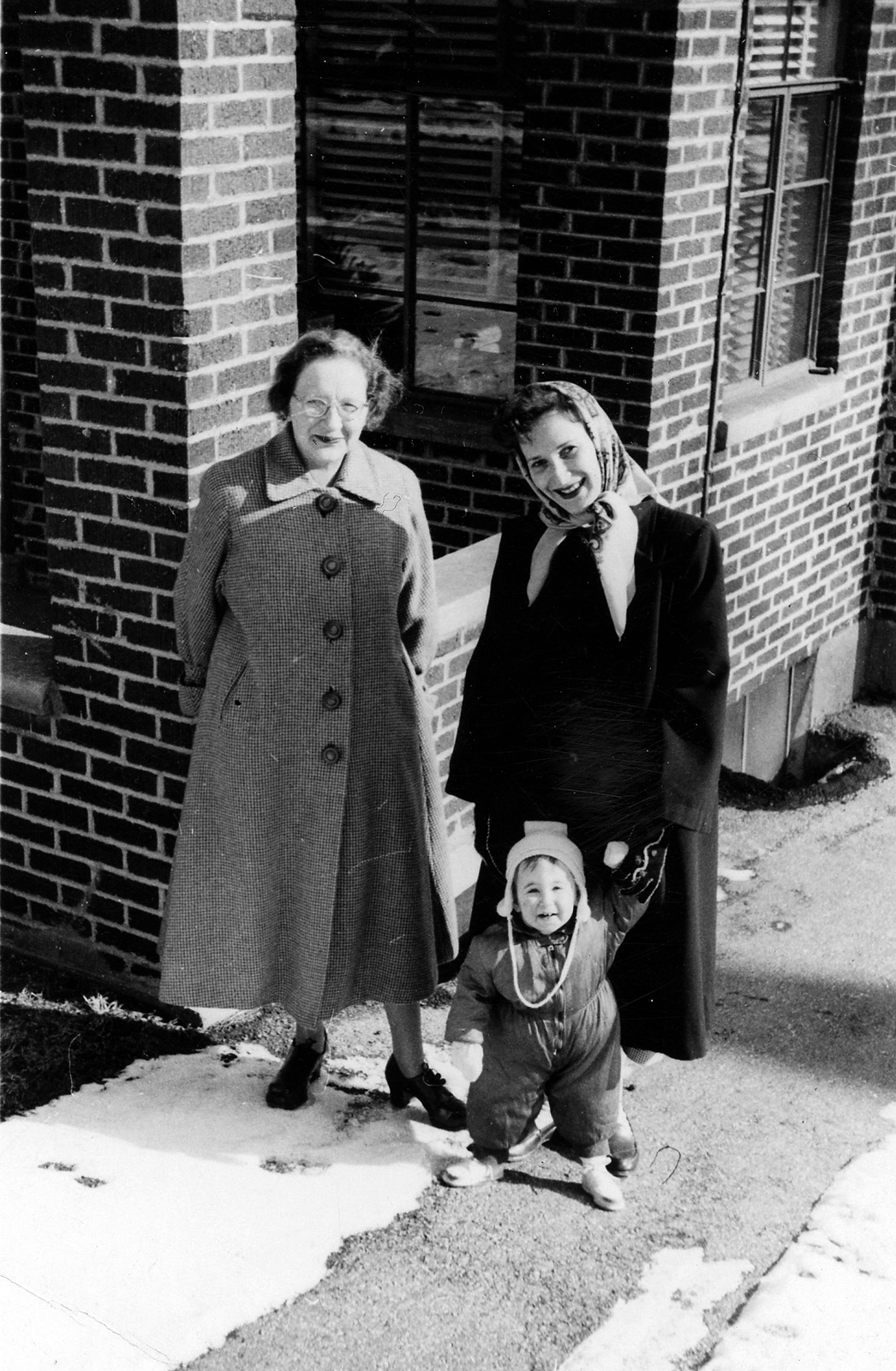 Doris Doctor mit Mutter Hanna Bernheim und Tochter Linda Jo, 1953.