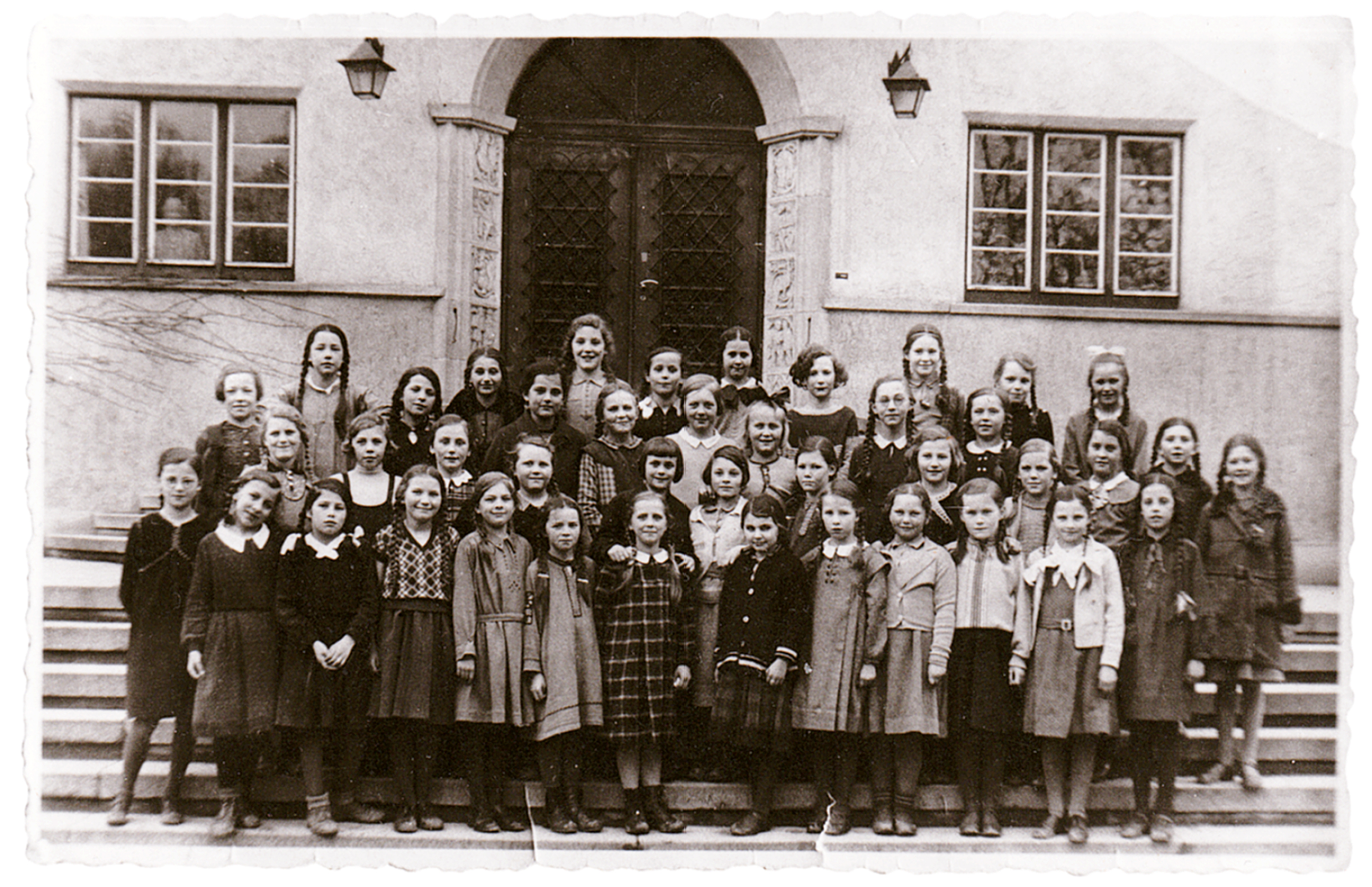 Klassenfoto vor dem Haupteingang der Mädchenrealschule 1935. In der letzten Reihe, unmittelbar rechts von der Eingangstür, steht Doris Bernheim.