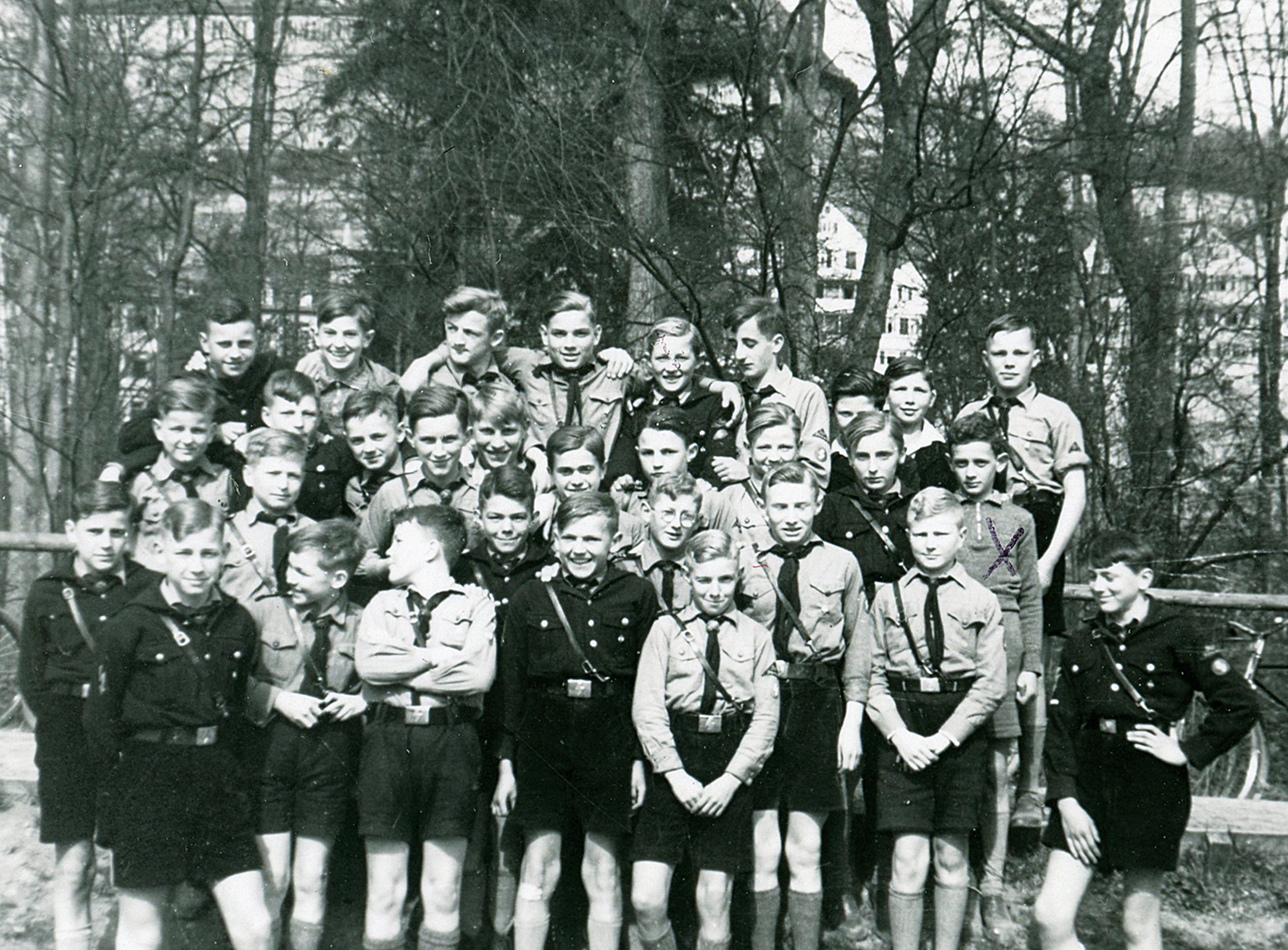 1937 noch geduldet, aber ohne HJ-Uniform schon sichtbar ausgegrenzt aus der Klassengemeinschaft: Hans Bernheim in der zweiten Reihe, erster von rechts.