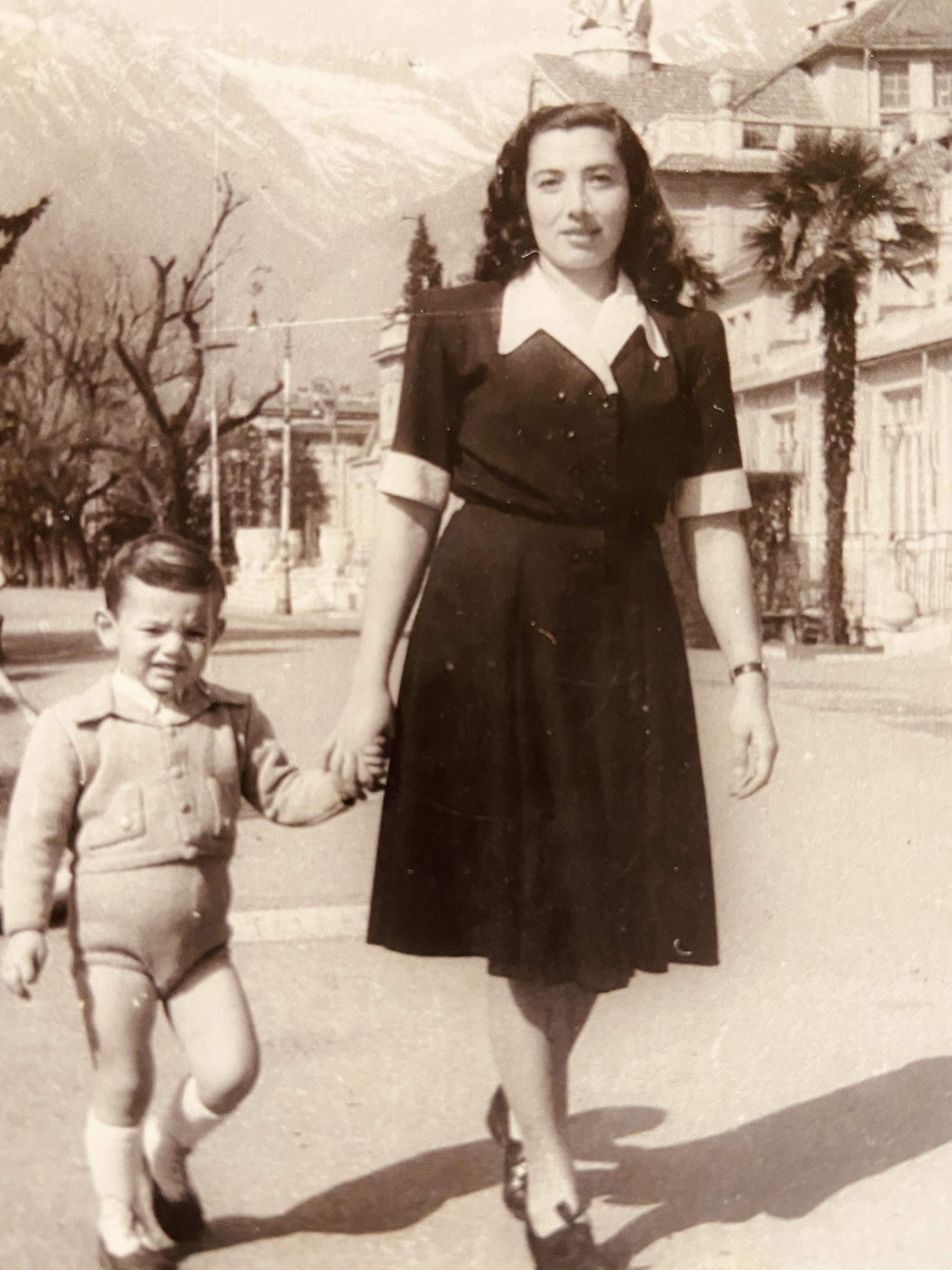 Esther Kahn with her young son Shimon in Italy, on their way to Israel in 1949.
