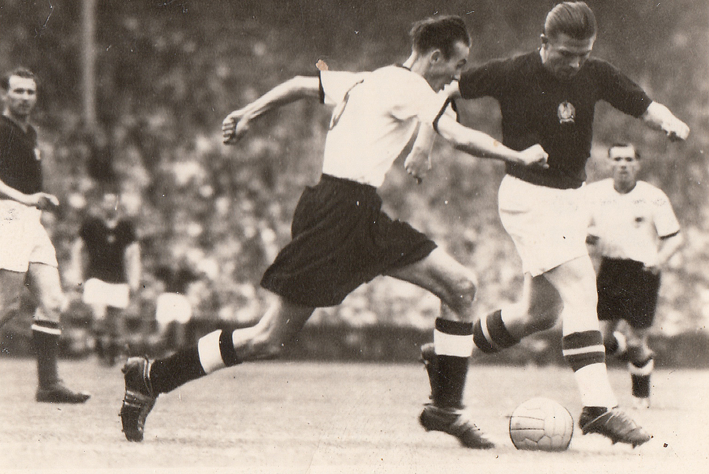 Horst Eckel und Ferenc Puskás in the 1954 World Cup Final.
