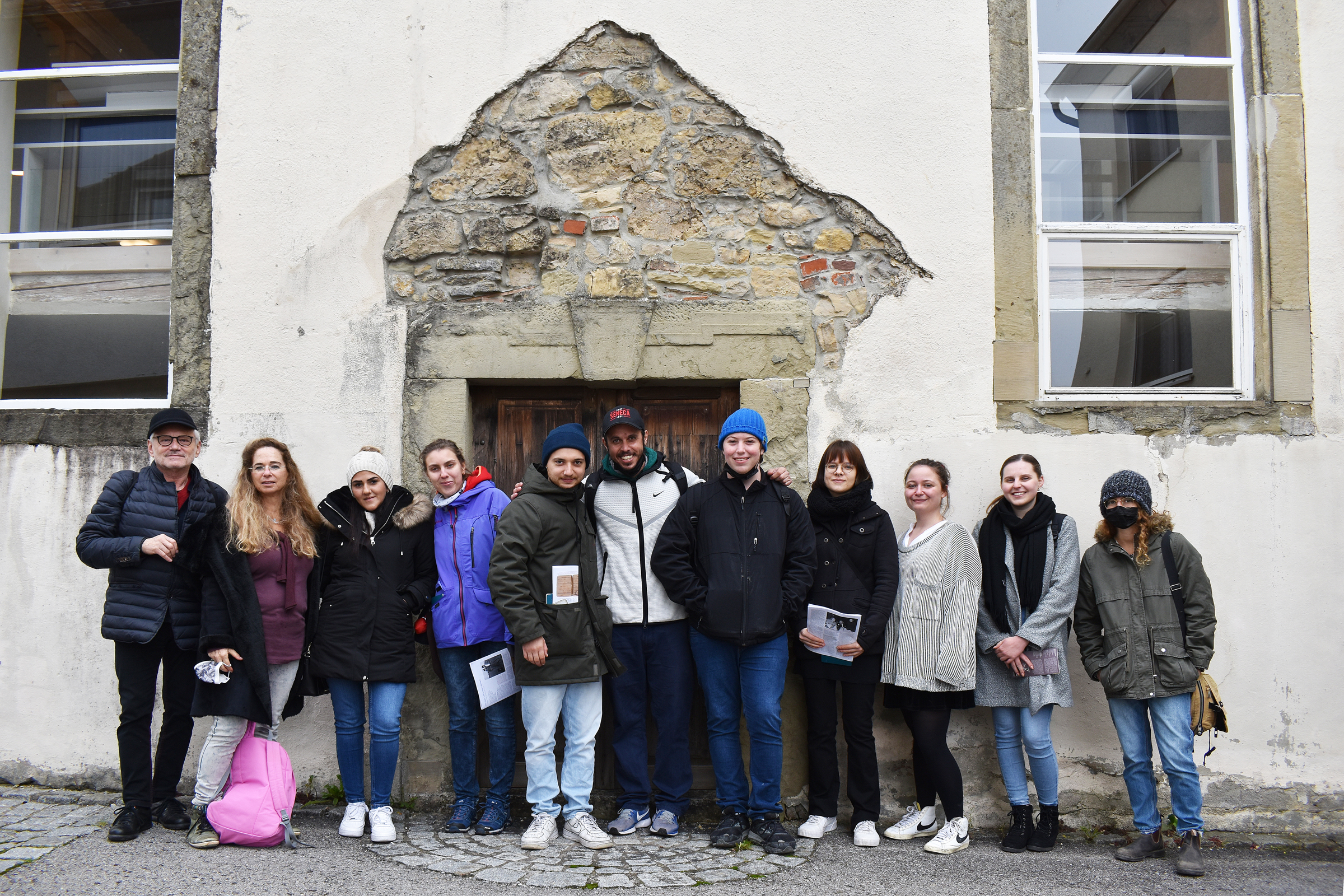 Mit den israelischen und deutschen Projektteilnehmer:innen vor der ehemaligen Synagoge in Baisingen.