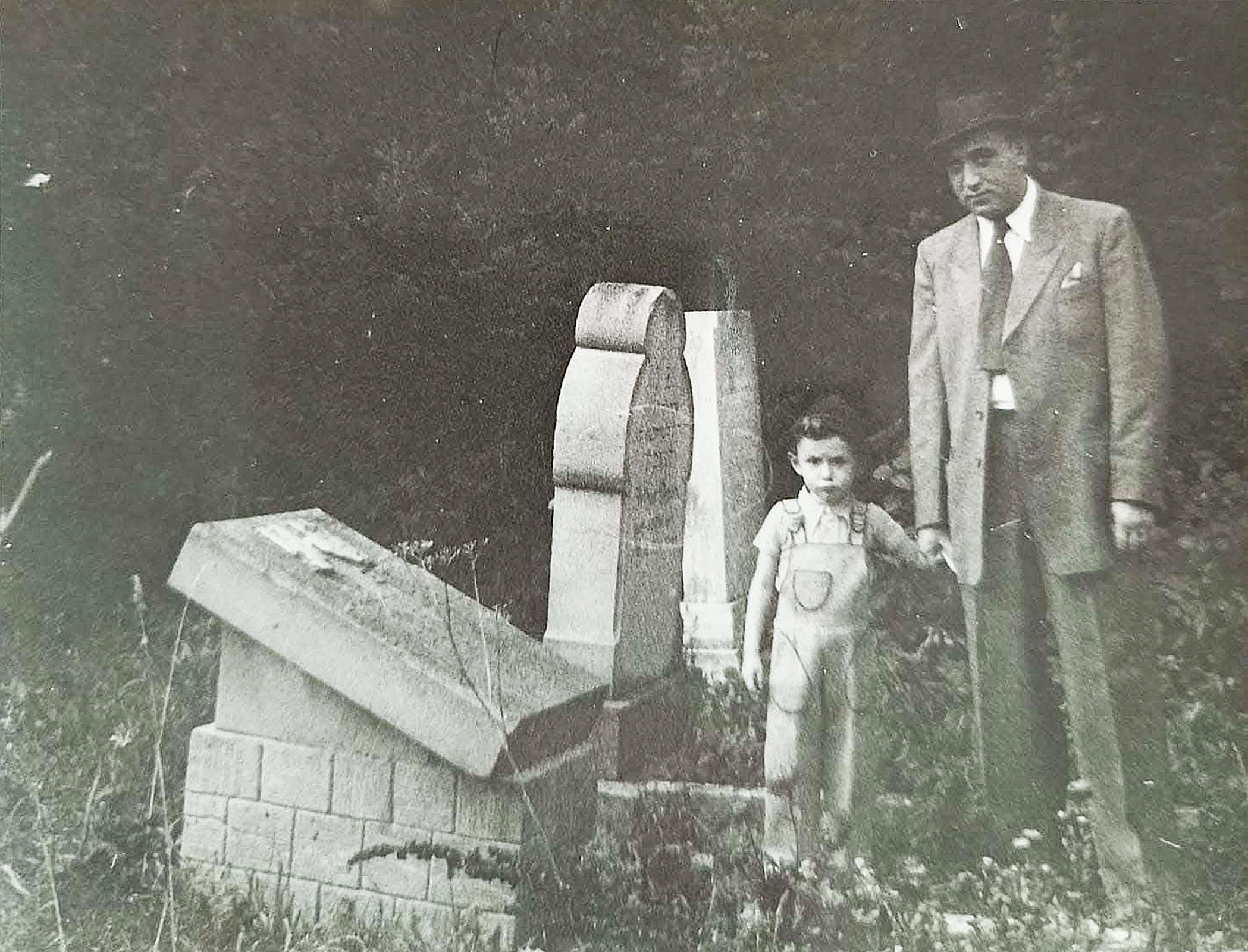 Harry mit dem kleinen Fredy auf dem Friedhof in Baisingen