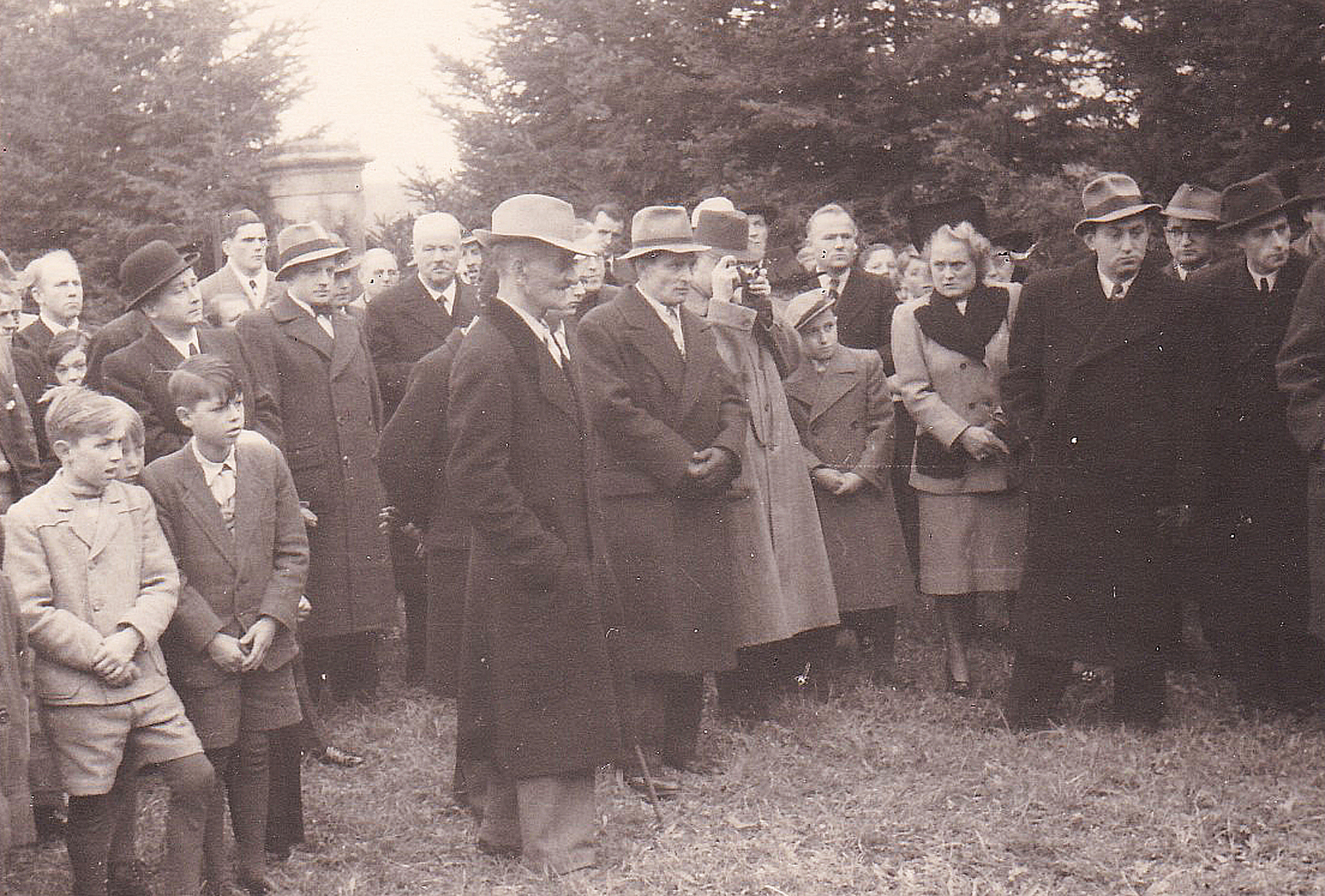 Einweihung des Mahnmals für die Ermordeten auf dem Friedhof in Baisingen.