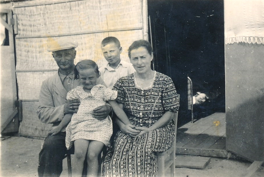 Familie Baum vor ihrer ersten Wohnbaracke in Shavei Zion.