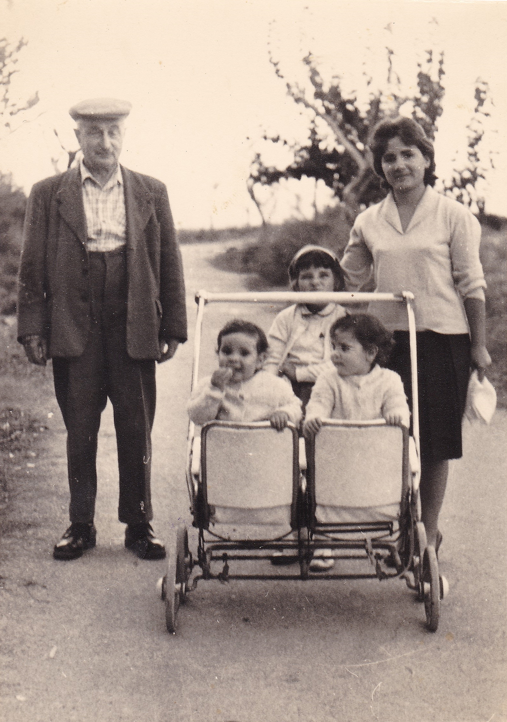 Ludwig Baum with his daughter-in-law zipora and the grandchildren Michal and the twins Osnat and Dafna.