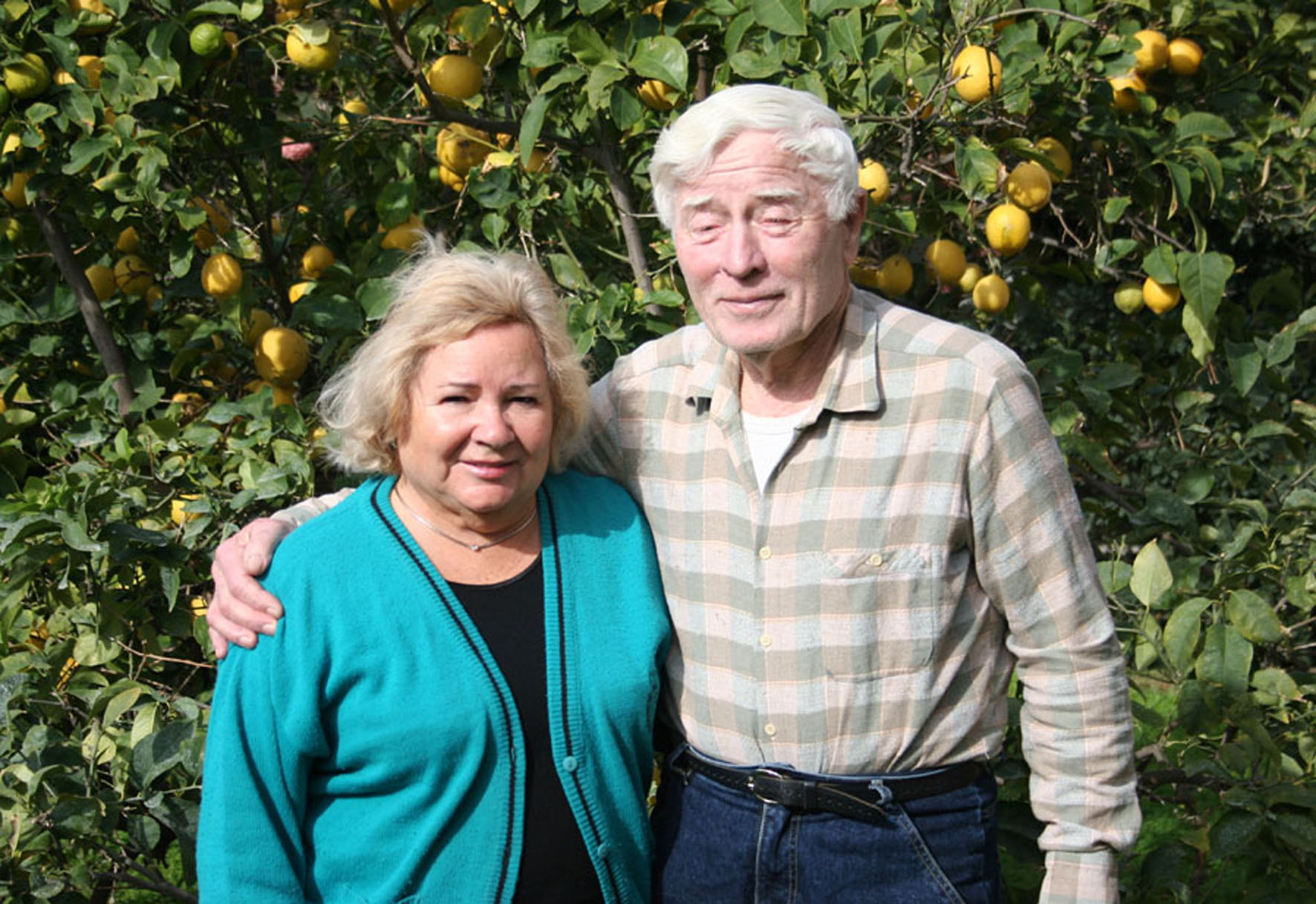 Zipora und Hillel Baum in ihrem Garten in Shavei Zion.