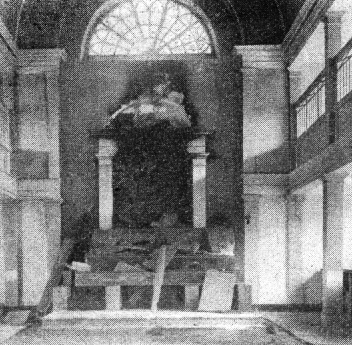 Der zerstörte Innenraum der Rexinger Synagoge.