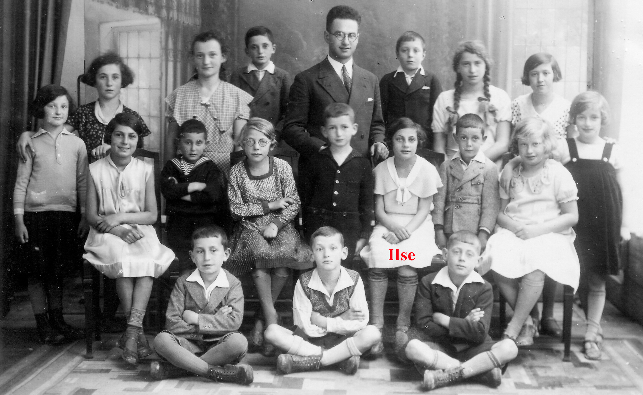 Students of the Rexingen Jewish elementary school with their teacher Wolf Berlinger, 1933.