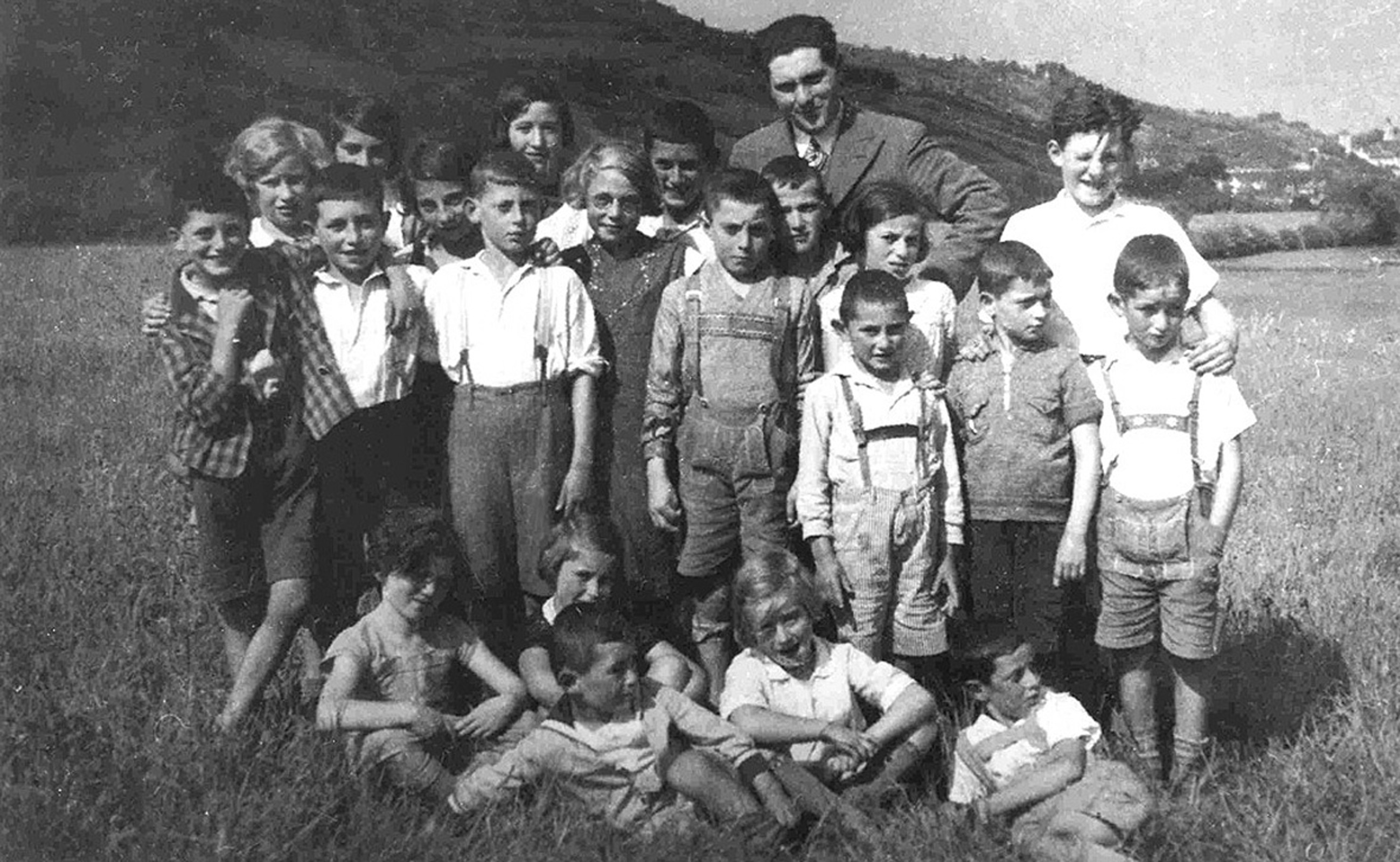 Rexingen's Jewish schoolchildren and their teacher Helmut Kahn during a field trip to the Neckar valley, circa 1934.