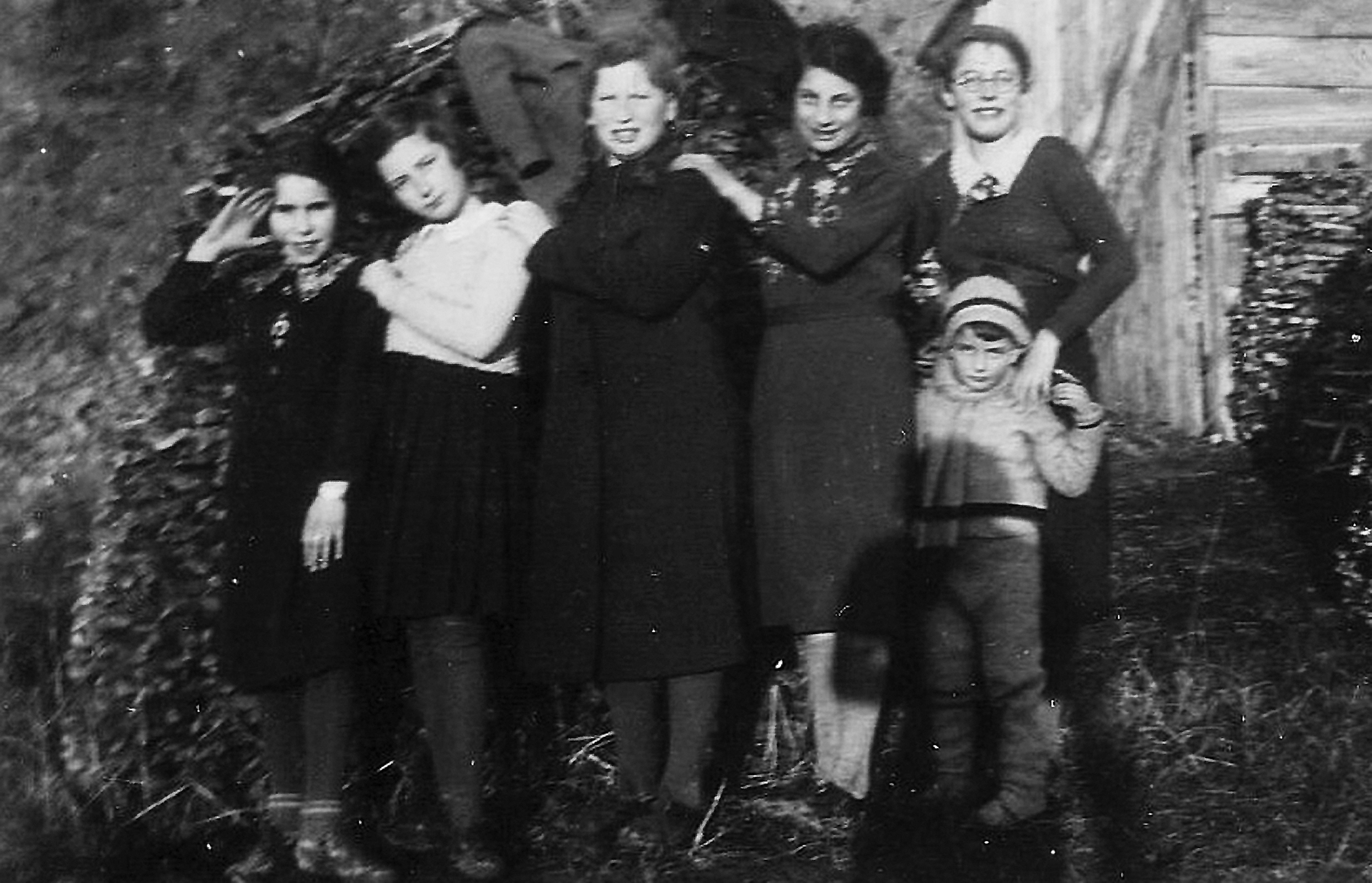 Ilse mit jüdischen Freundinnen in Rexingen.