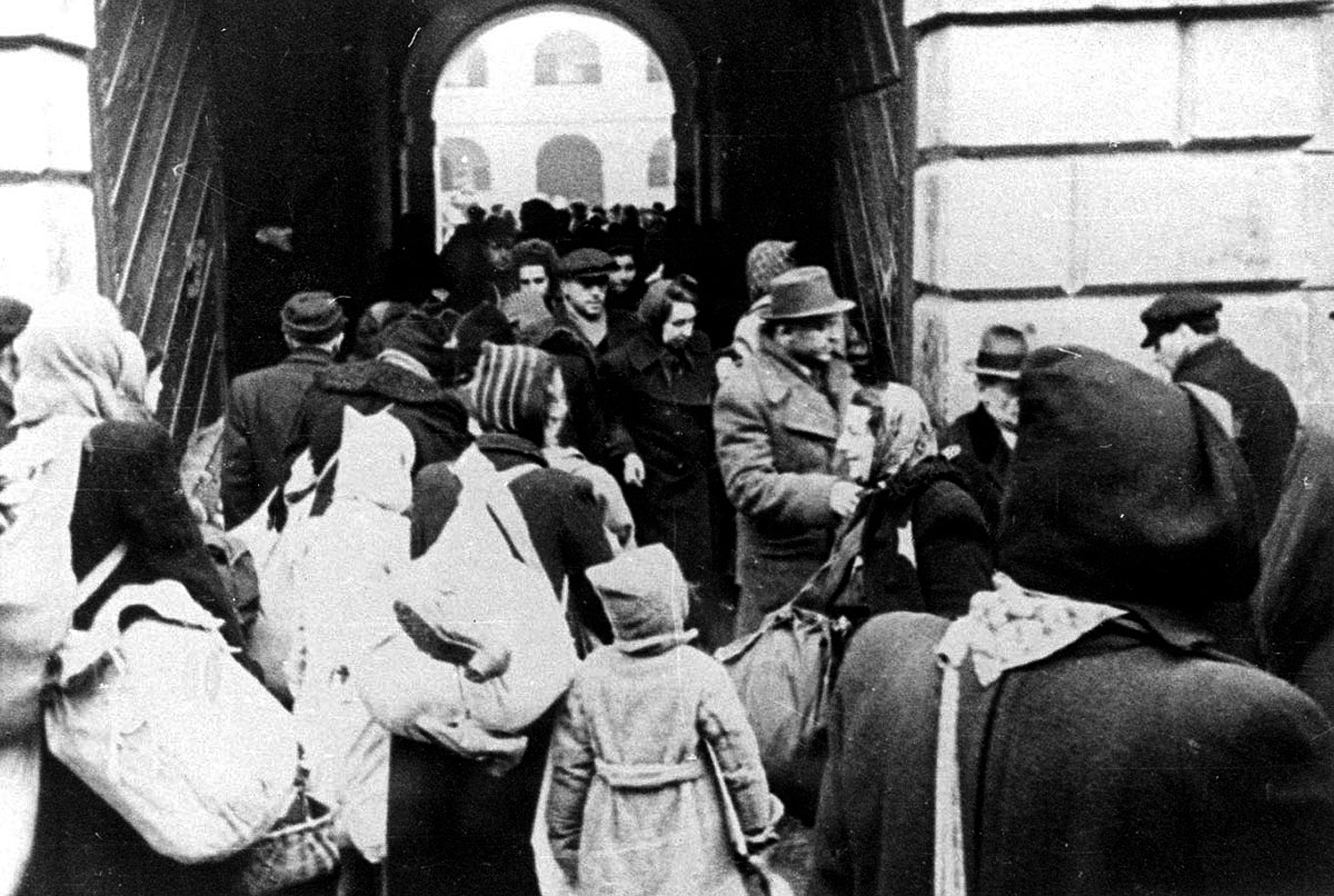 Ankunft eines Transports aus den Niederlanden 1944 im Ghetto Theresienstadt.