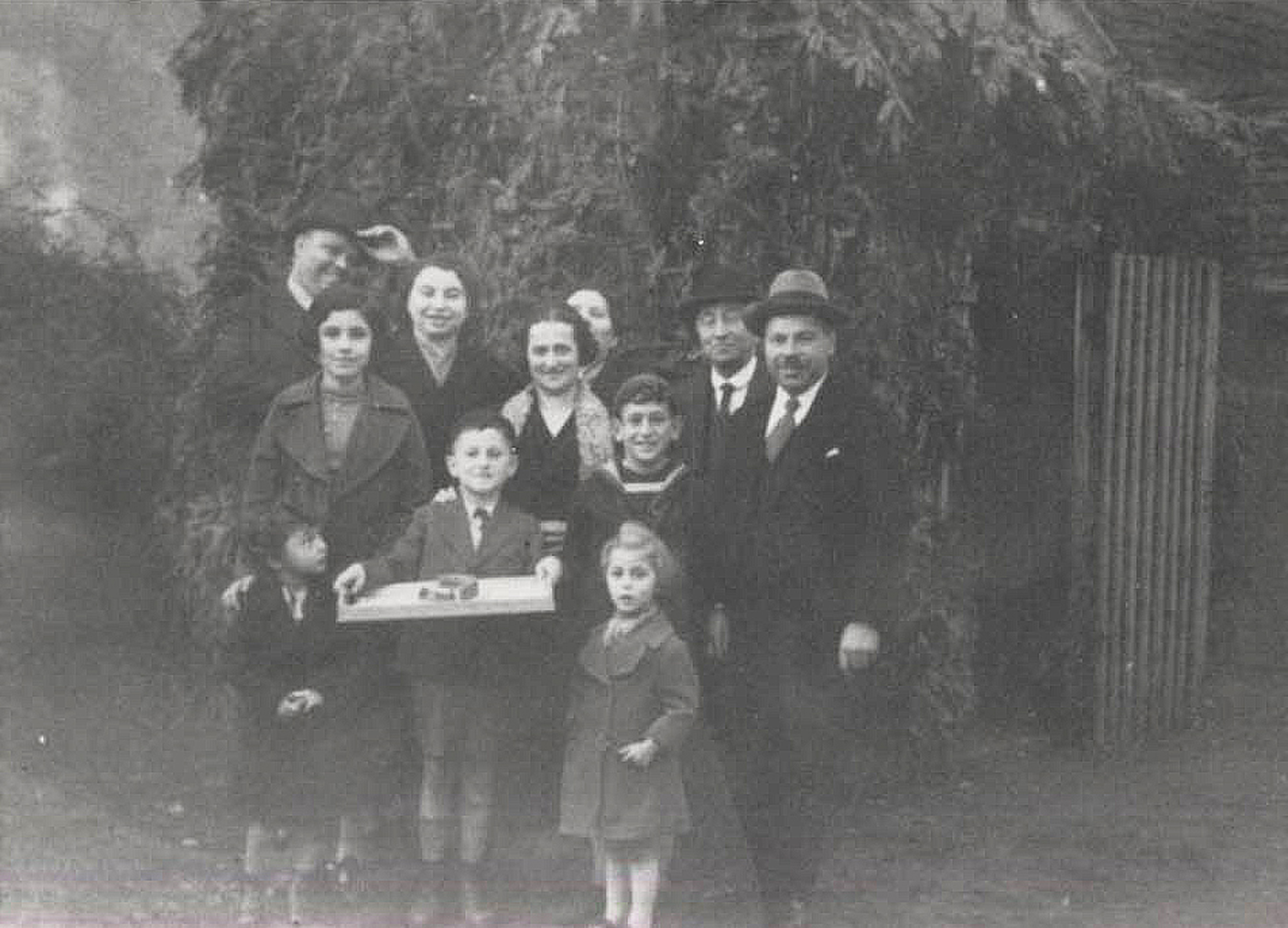 Die Familie an Sukkot in Kippenheim vor einer Laubhütte. Inge ganz vorn, links.