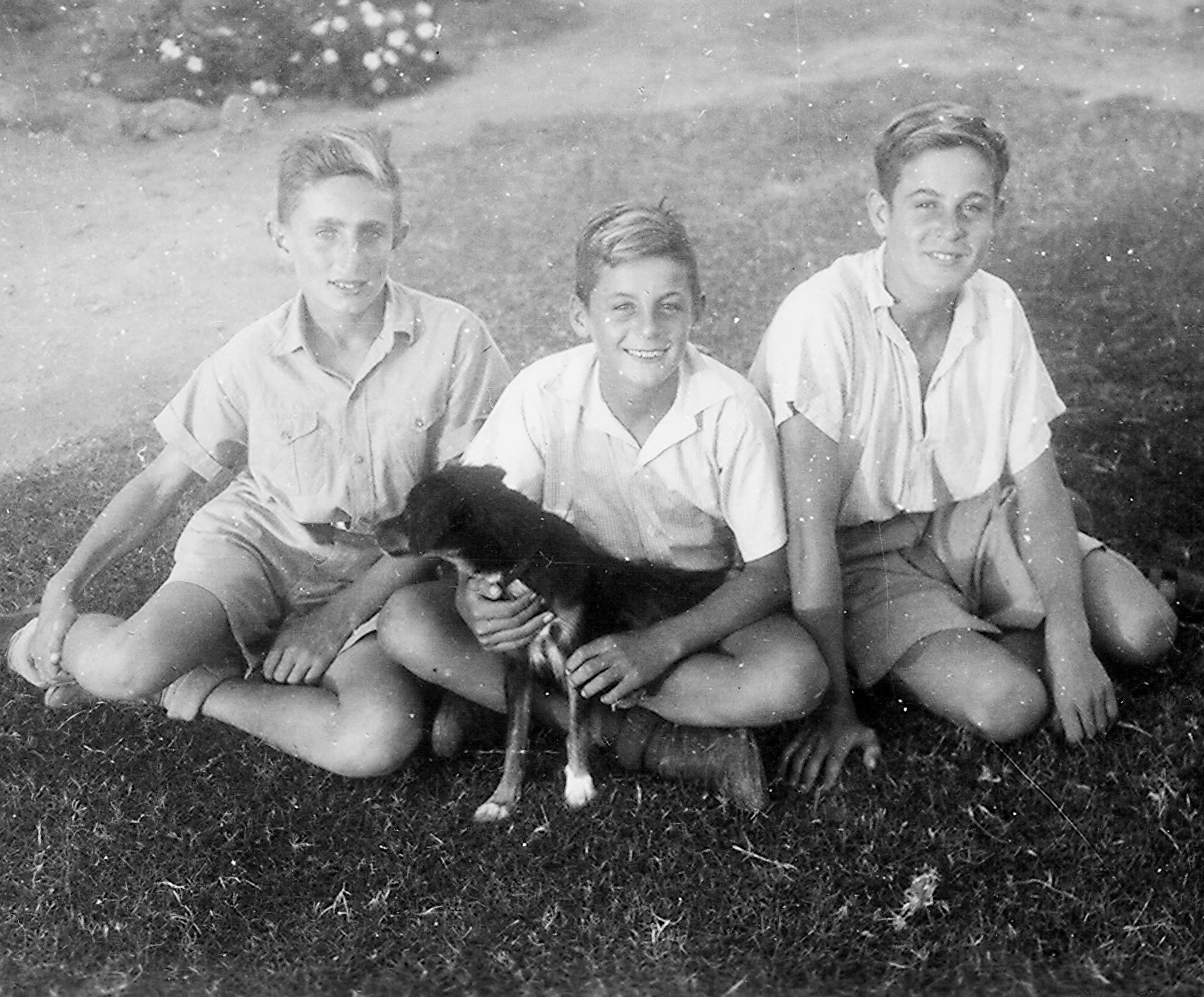 Jakob Fröhlich (ganz links) mit seinen Cousins Elkana und Amos in Shavei Zion, 1941/42.