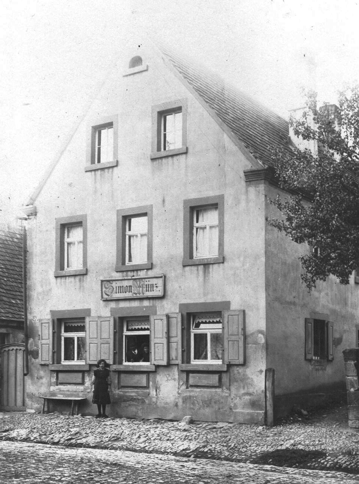 Haus und Geschäft der Familie Fröhlich in Wiesenbronn.