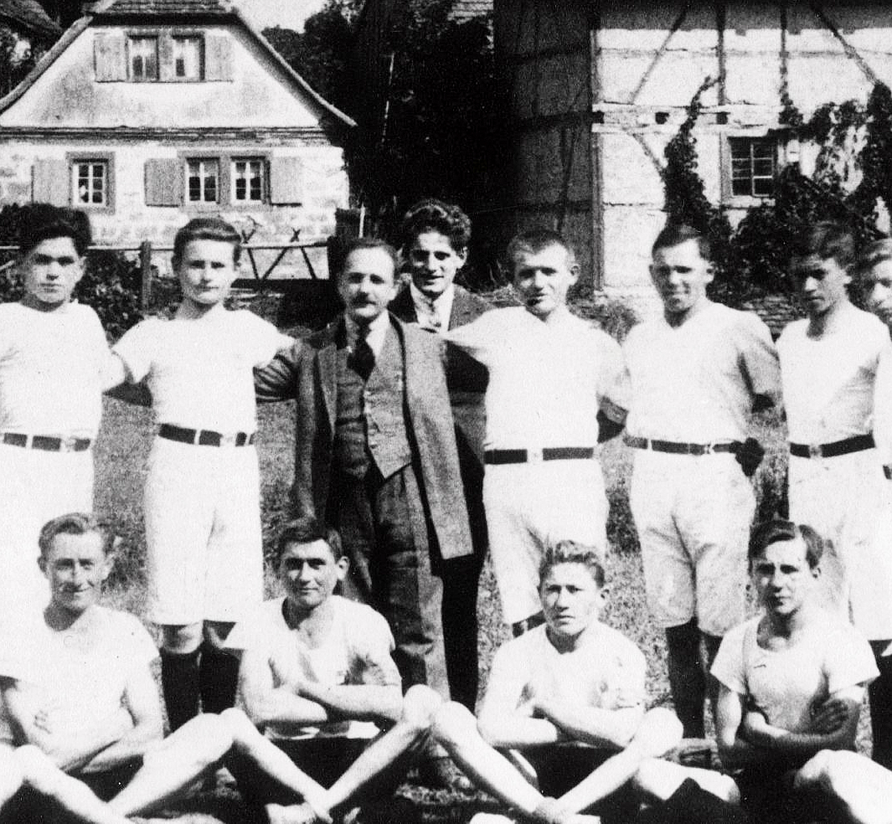 The local gymnastics association; Simon Fröhlich, wearing a suit, is standing in the back row.