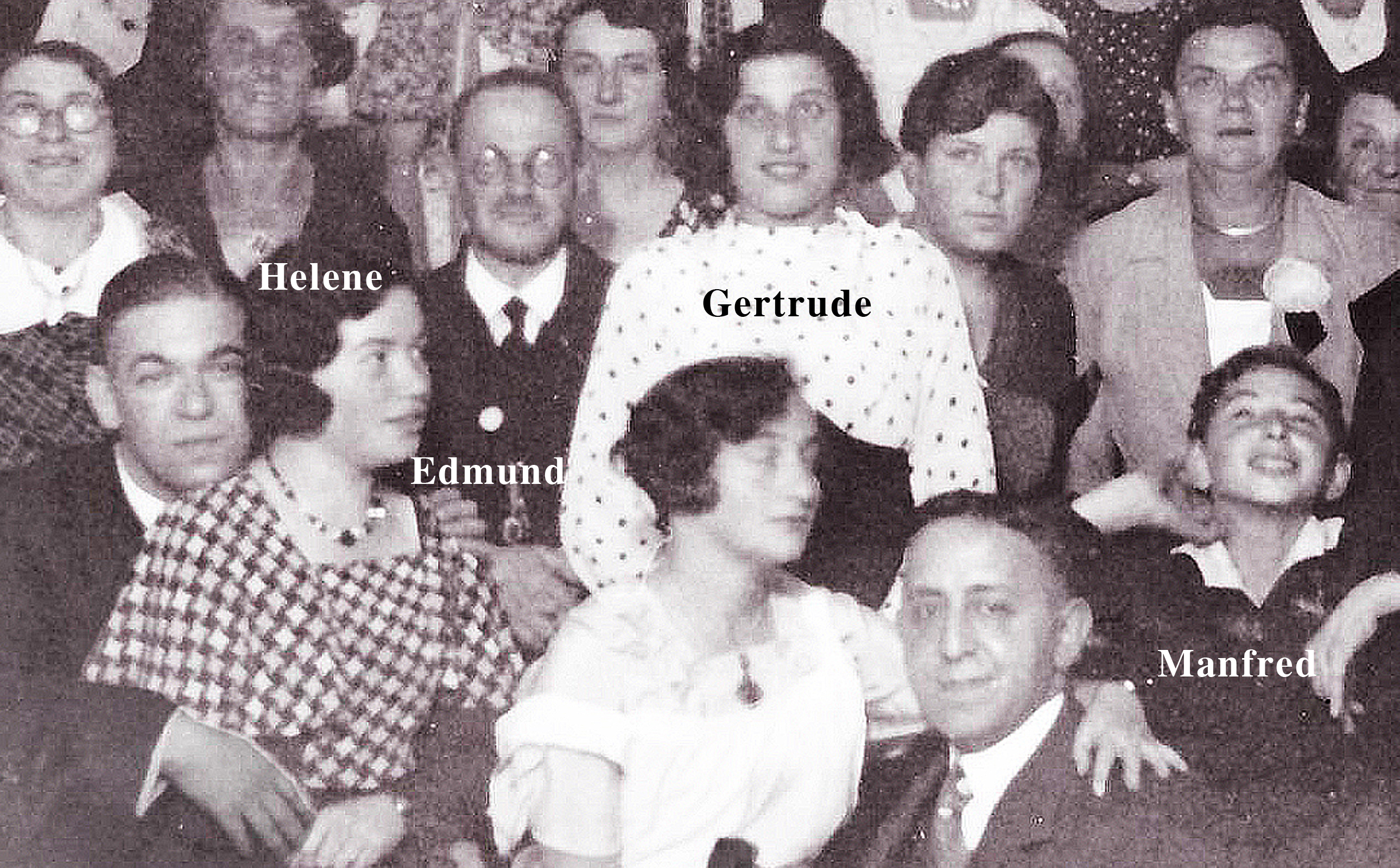 Ausschnitt aus einem Foto vom Simcha-Tora-Fest 1933.  Auf dem Foto sind der Vater von Martin, Edmund Eppstein, seine Schwestern Helene und Gertrud und sein Freund Manfred Bernheim zu sehen.