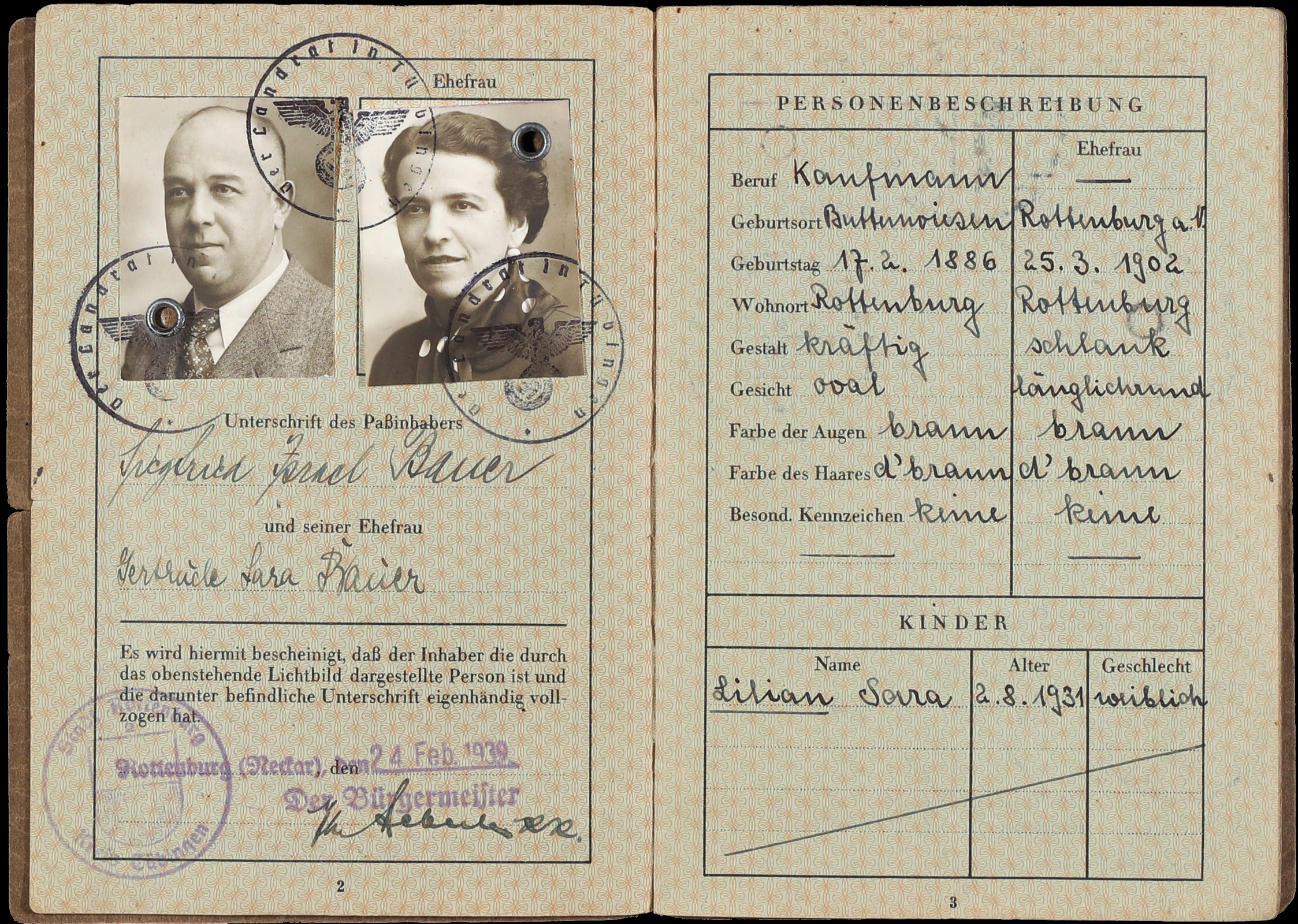 Reisepass für Siegfried and Gertrude Bauer aus dem Jahr 1939. Sie mussten die zusätzlichen Zwangsnamen Israel and Sara tragen.