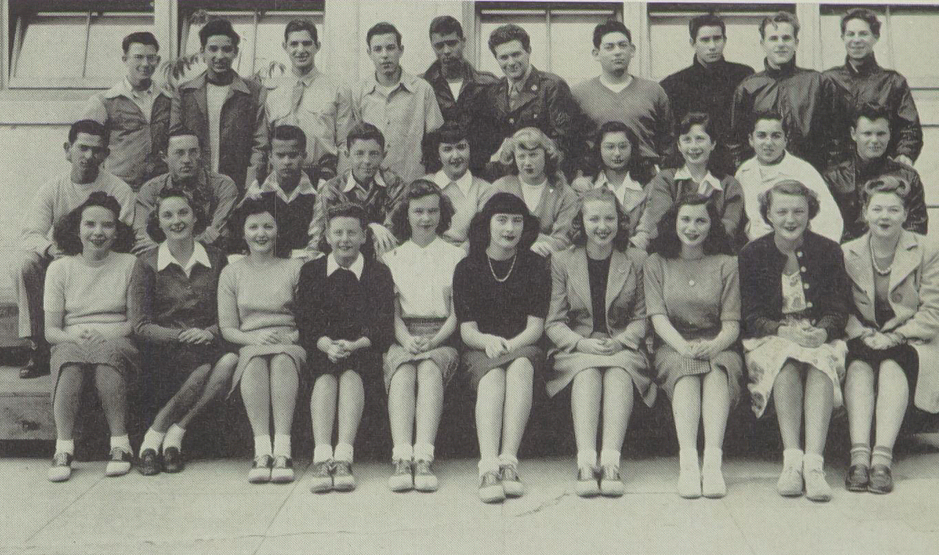 Class photo of Lilian (first from left in the front row).