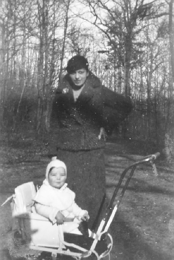 Gertrude Bauer with her daughter Lilian.