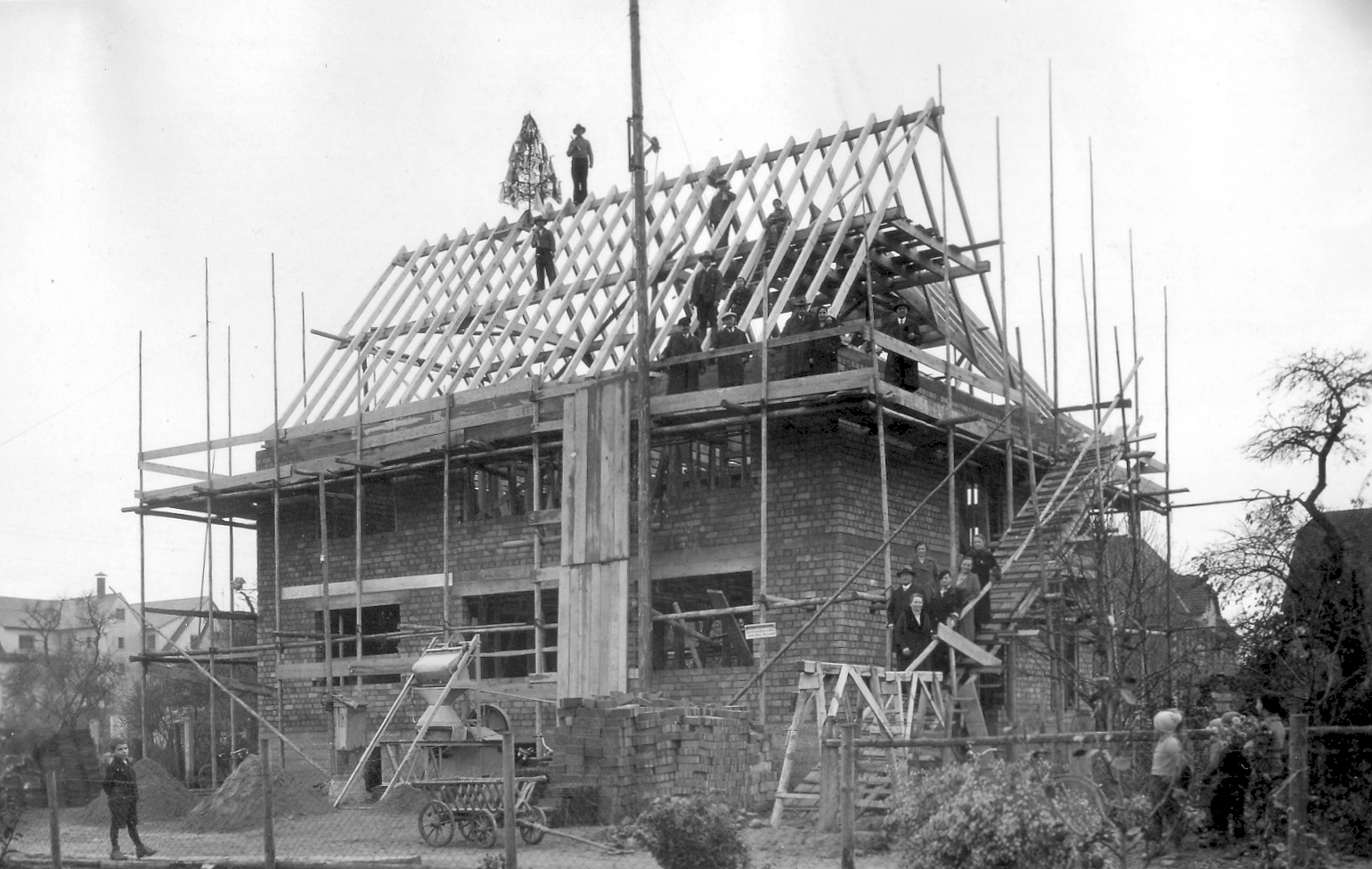 Topping out of the Horkheimer house in Mechtildstraße 32.