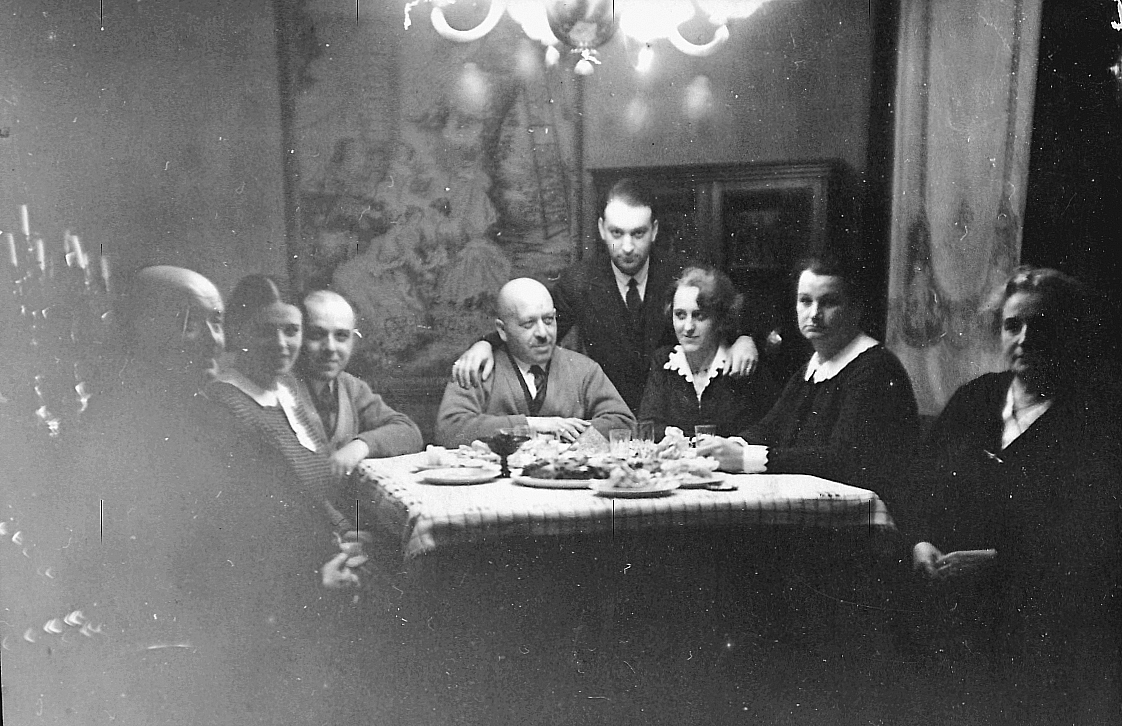 From left to right: greatuncle Ferdinand Horkheimer, parents Gertrude and Siegfried Bauer, uncle Rudolf and aunt Ingrid Horkheimer, grandmother Rosa Horkheimer, greataunt Jenny Horkheimer.