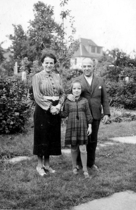 Lilian mit ihren Eltern.