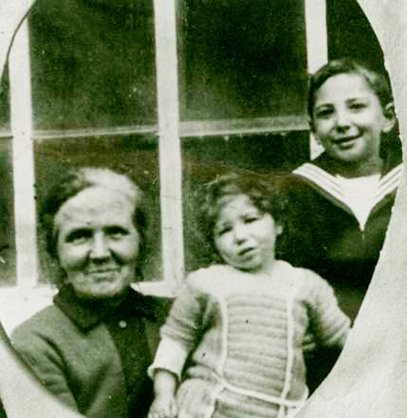 Marianne (Mitte) und Manfred Bernheim (rechts) mit ihrem Kindermädchen.