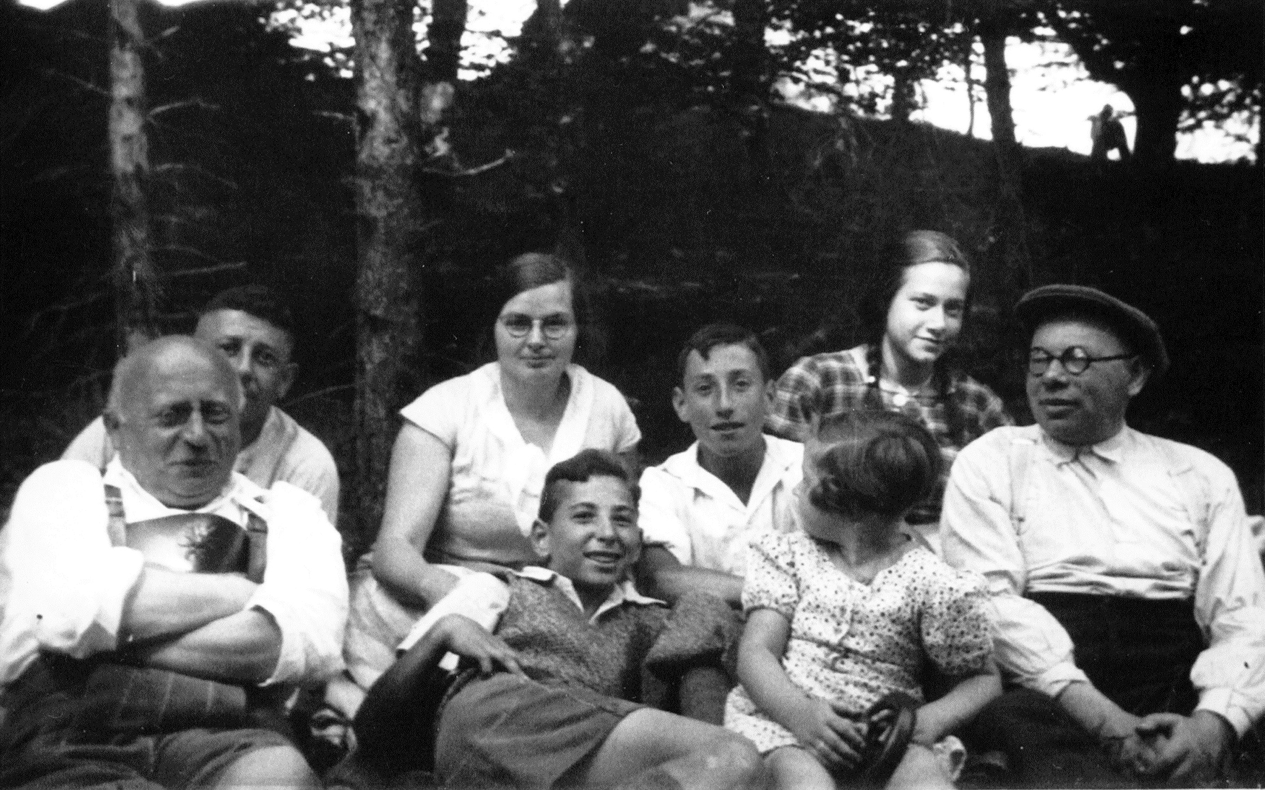 The photograph shows Manfred with adults and children on a trip in the Swabian Alb.