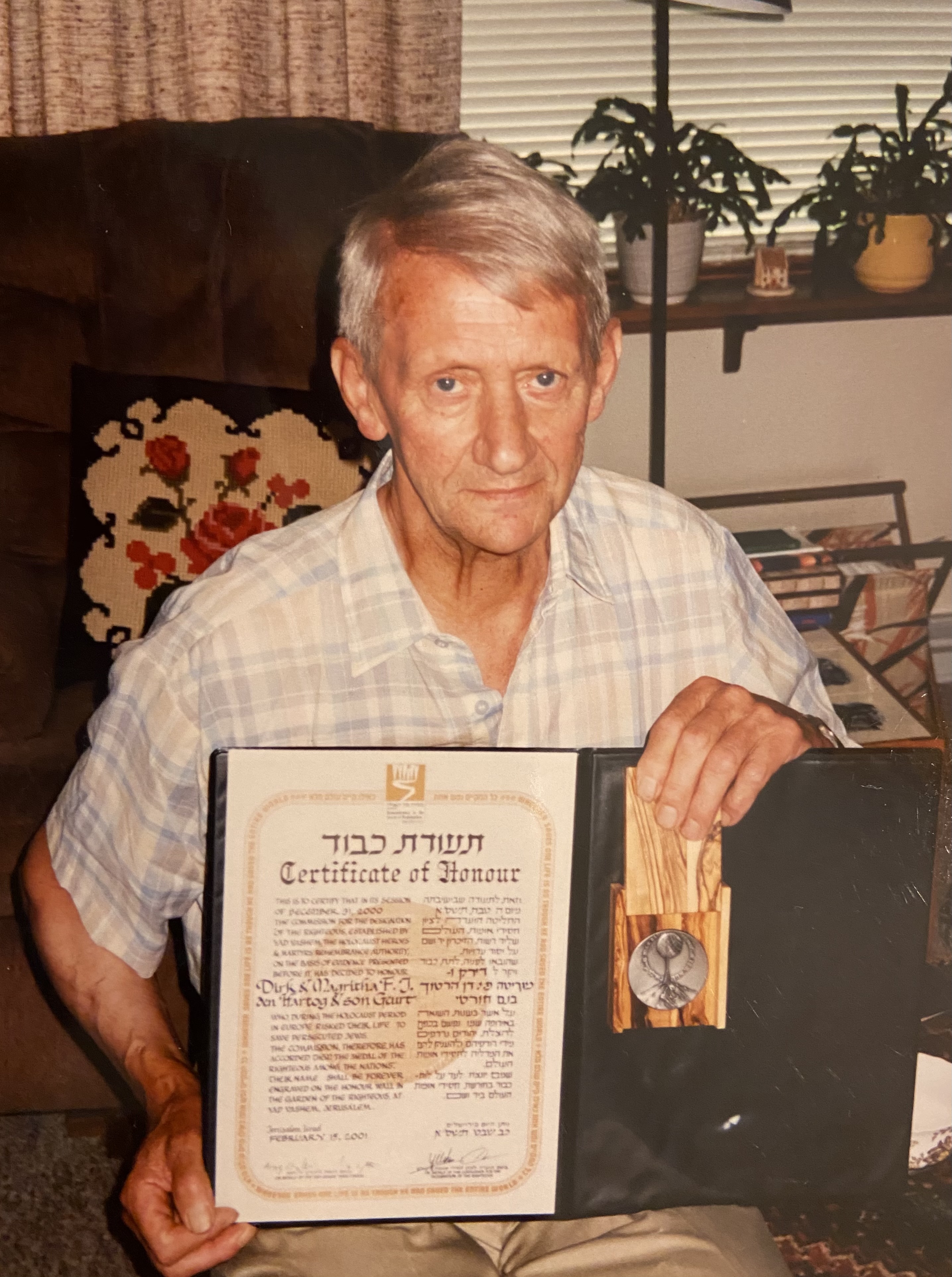 Nathan's den Hartog stepbrother, with the Yad Vashem certificate after receiving the Righteous Among the Nations. The award ceremony was held in Philadelphia.