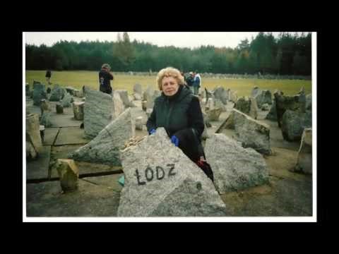 Miriam Harel vor dem Denkmal für das Vernichtungslager Treblinka mit dem Stein, der die Gemeinde Lodz symbolisiert. 
