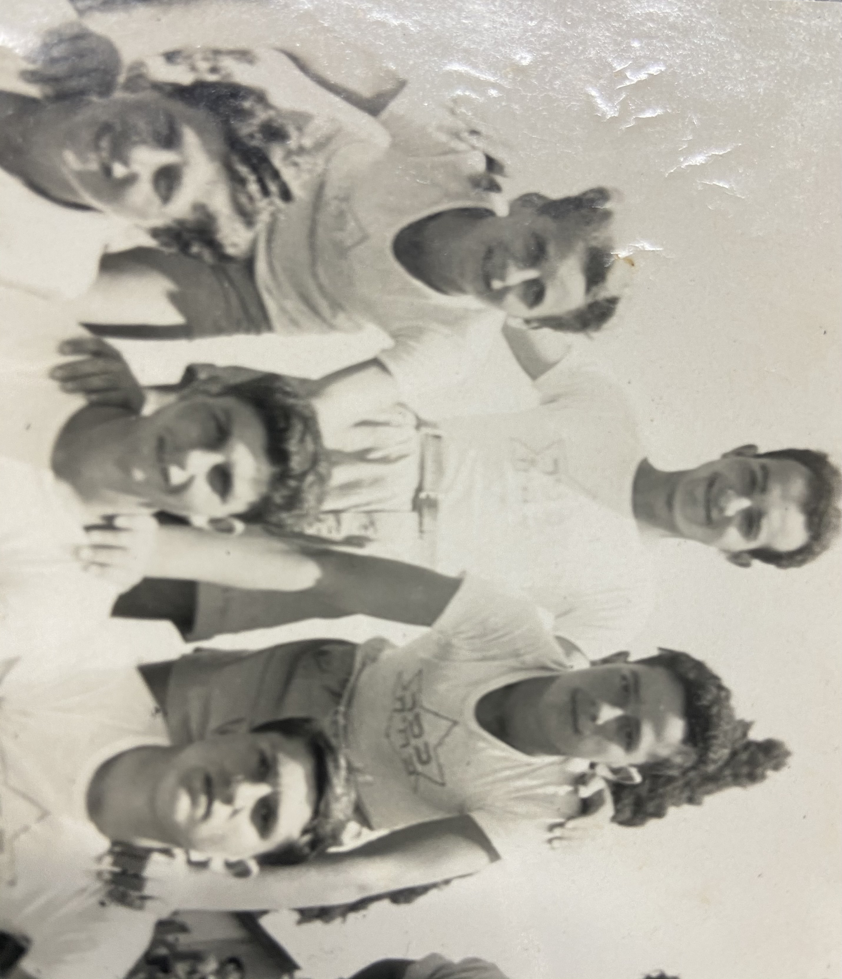 Motke mit der Fußballmannschaft seiner Schule in Kfar Batya. Motke steht links in der ersten Reihe.