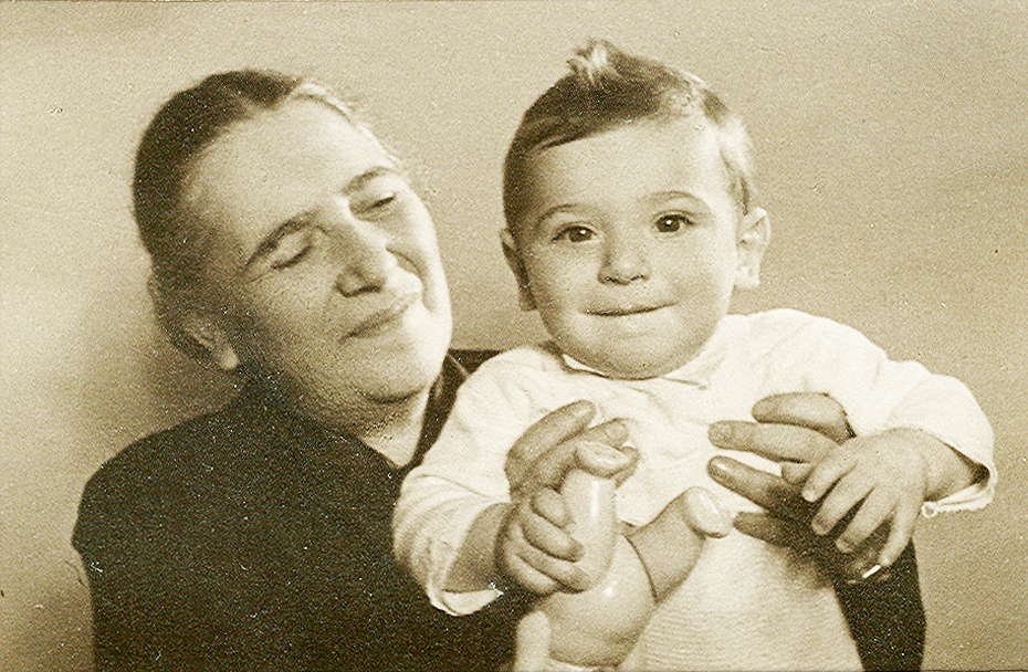 Pavel mit Großmutter Szidnoie Ketely.