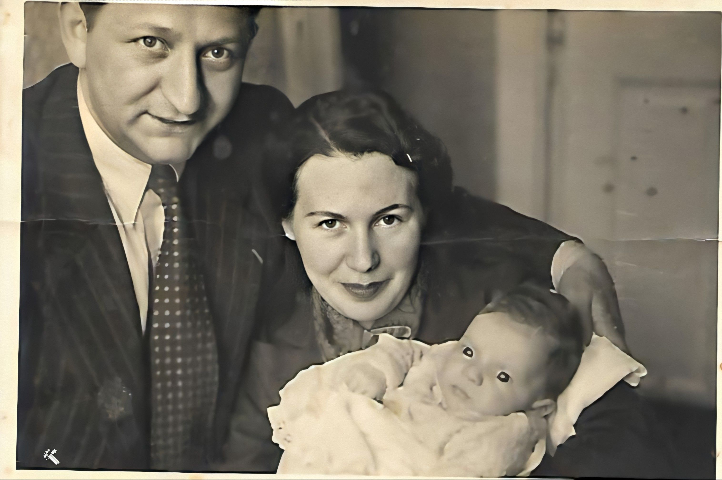 Relli with her mother and father in 1939.