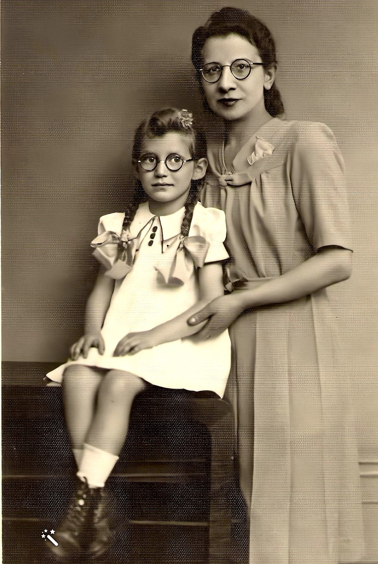 Relli und Janina Abramowitz im Jahr 1945.