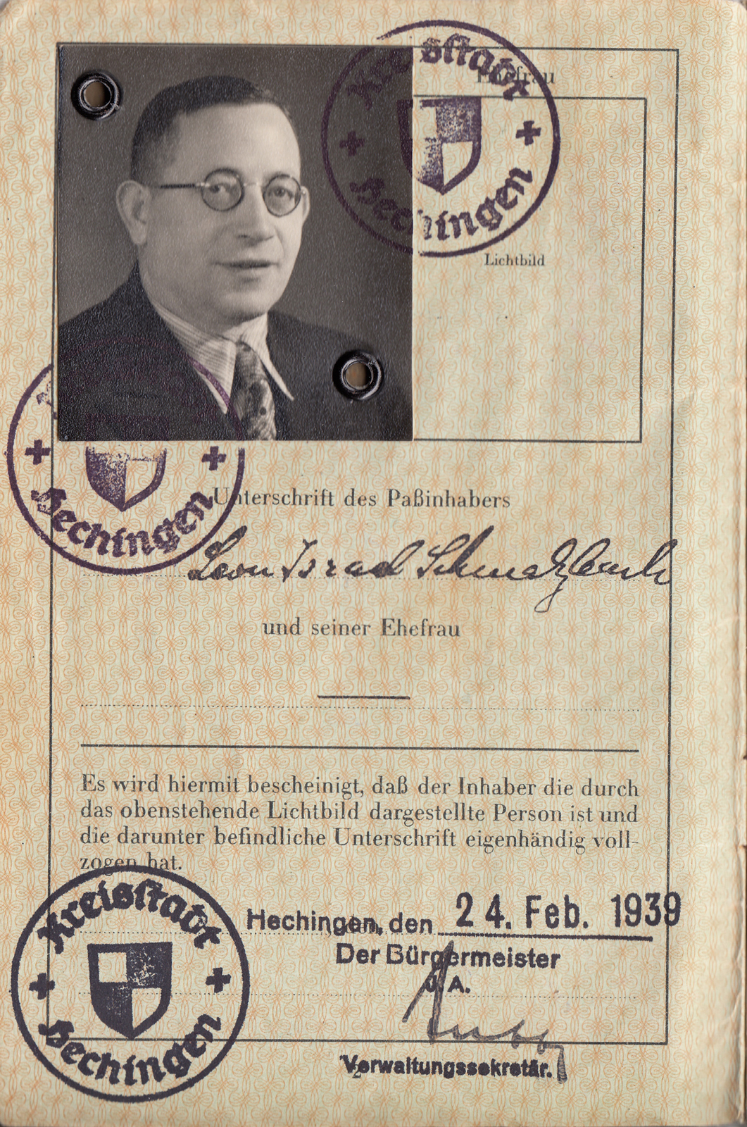 Passport of Leon Schmalzbach from 1939. He now had to bear the additional compulsory name Israel.