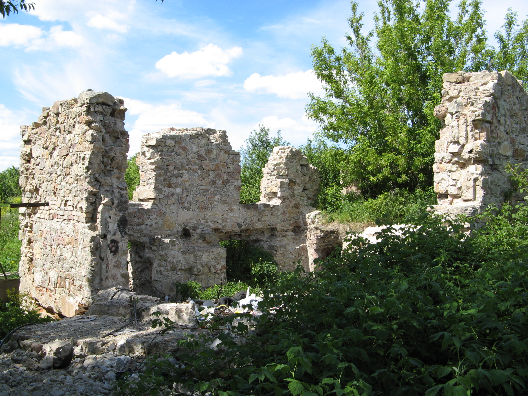 Am Ort, wo das KZ Jungfernhof in Riga stand, sind heute nur noch Ruinen zu sehen.