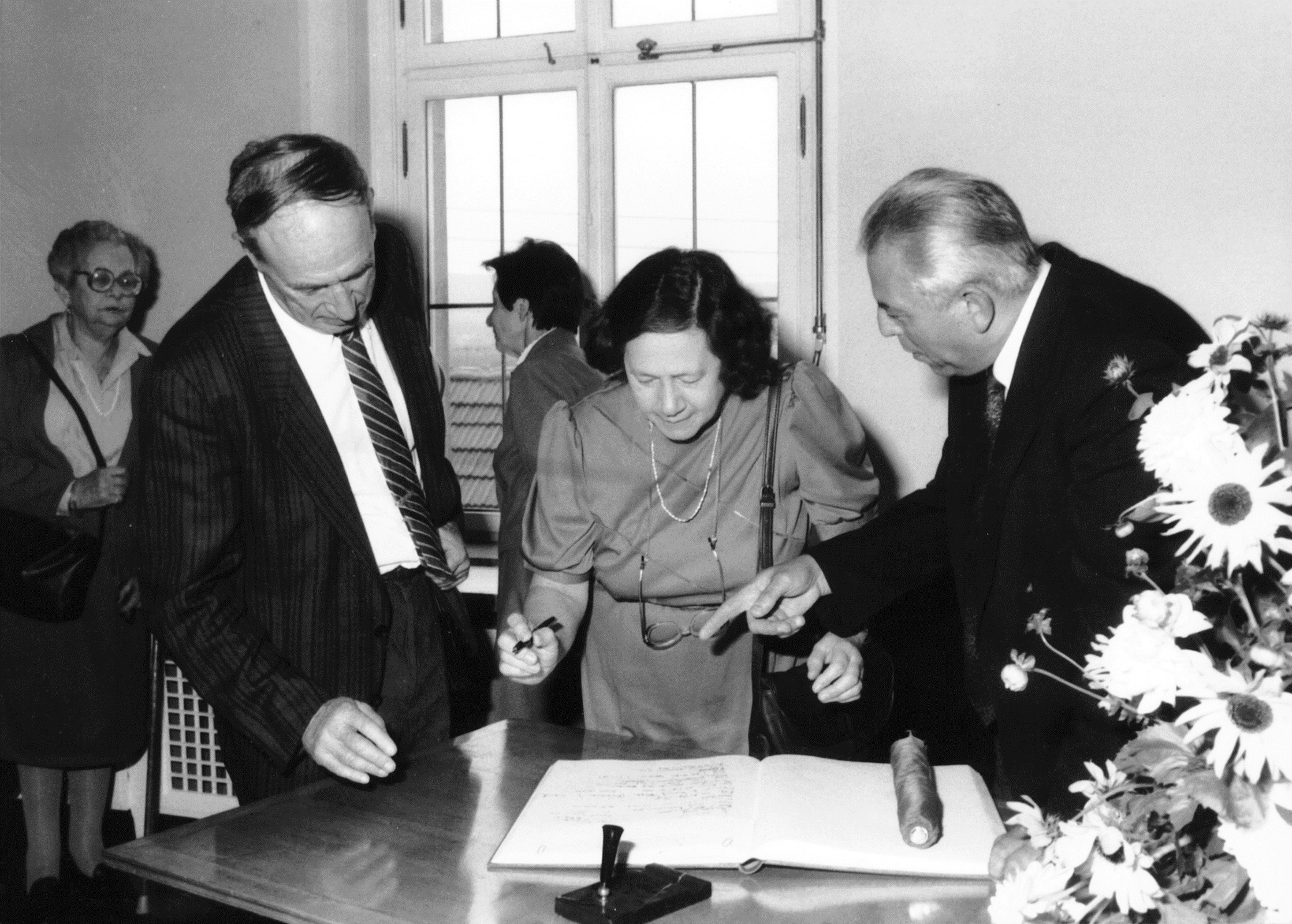 Ruth Solomon (Mitte) trägt sich in das Goldene Buch der Stadt Hechingen ein.