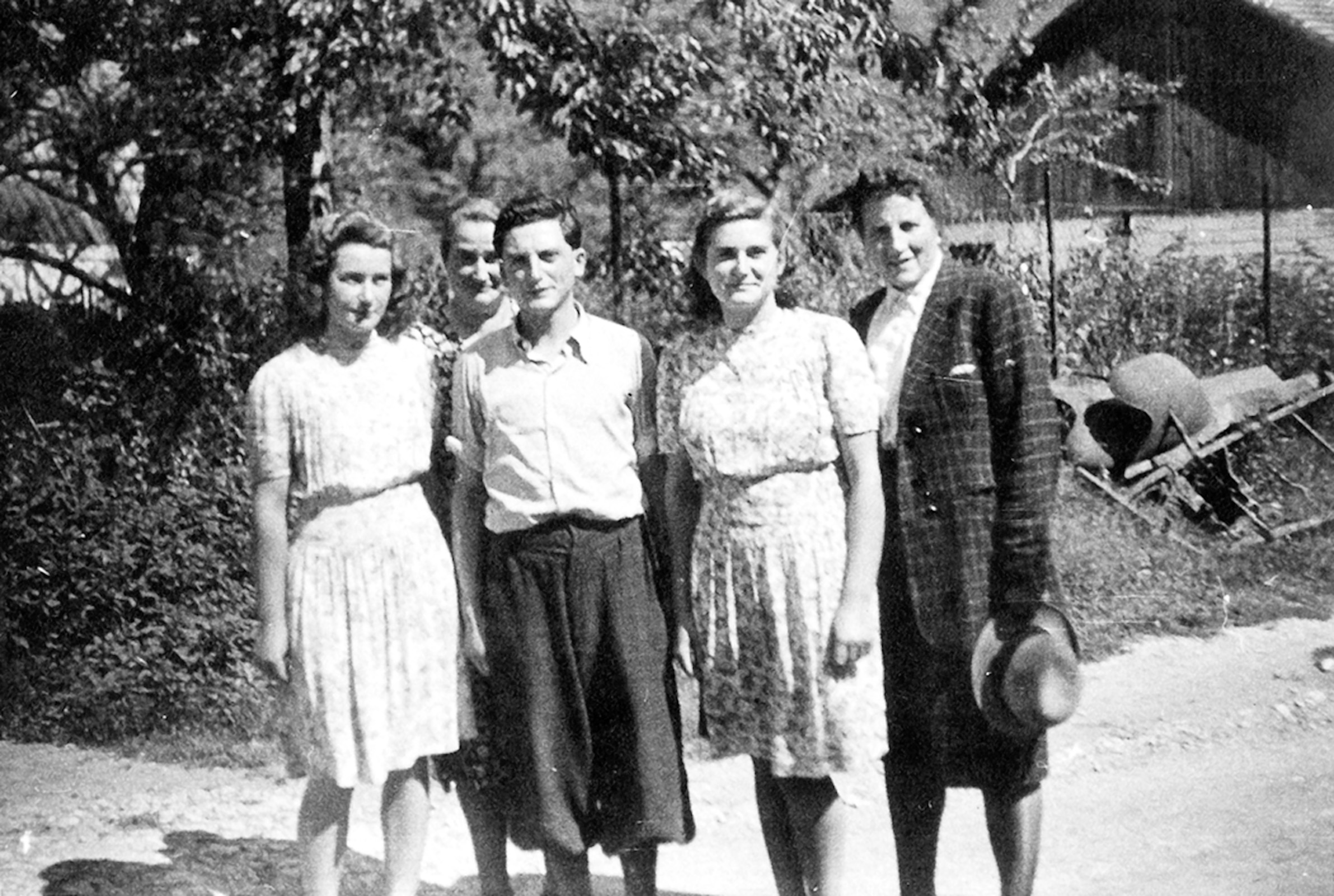 Sally Lemberger mit, von links, Ruth, Maria, Margarethe Vögele und Bertha Schwarz in Rexingen 1945.