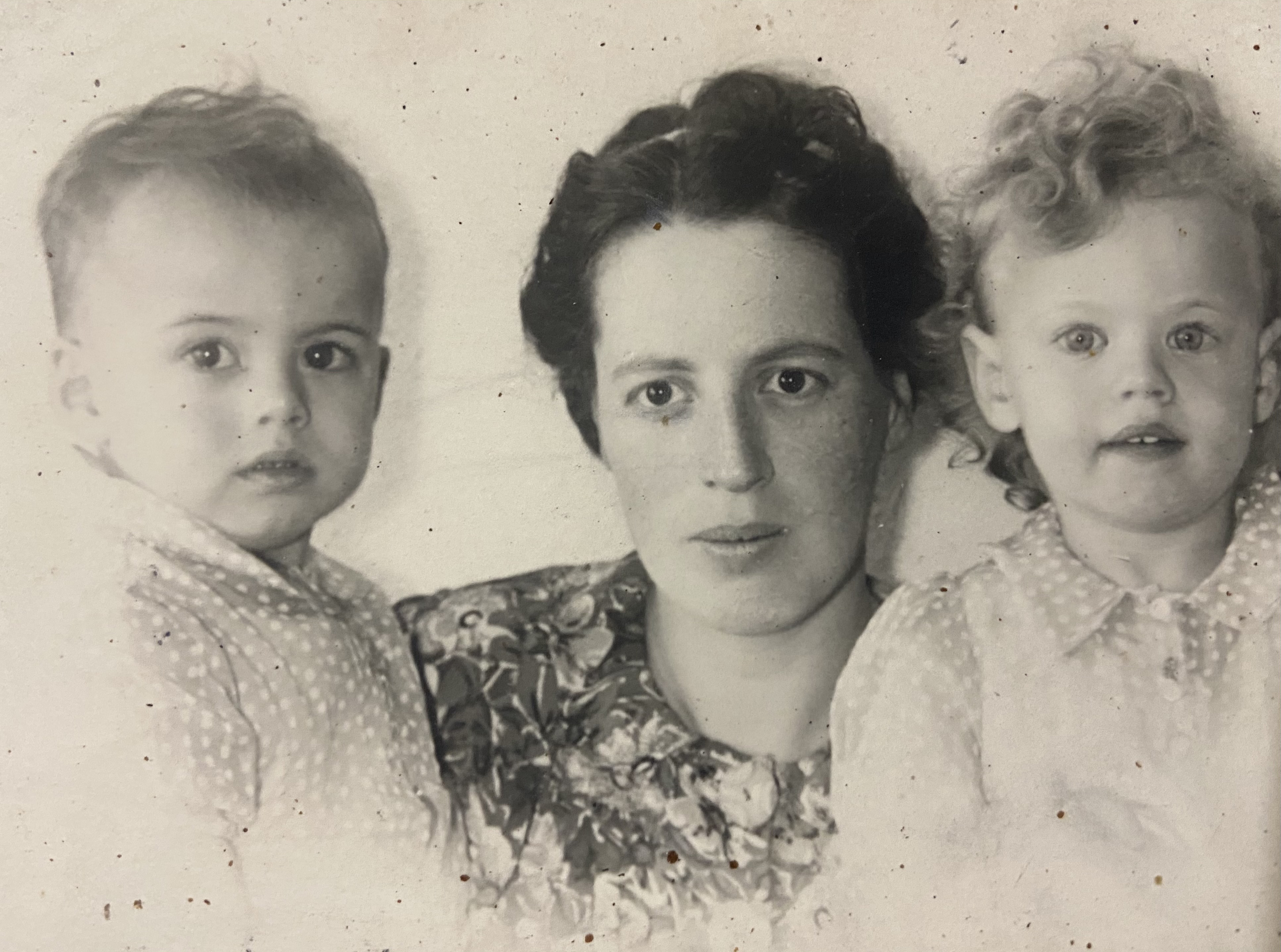 Rosa de Leeuw Kress mit ihrem Sohn Shaul und dessen Zwillingsschwester Ada. Das Foto wurde während des Krieges aufgenommen.