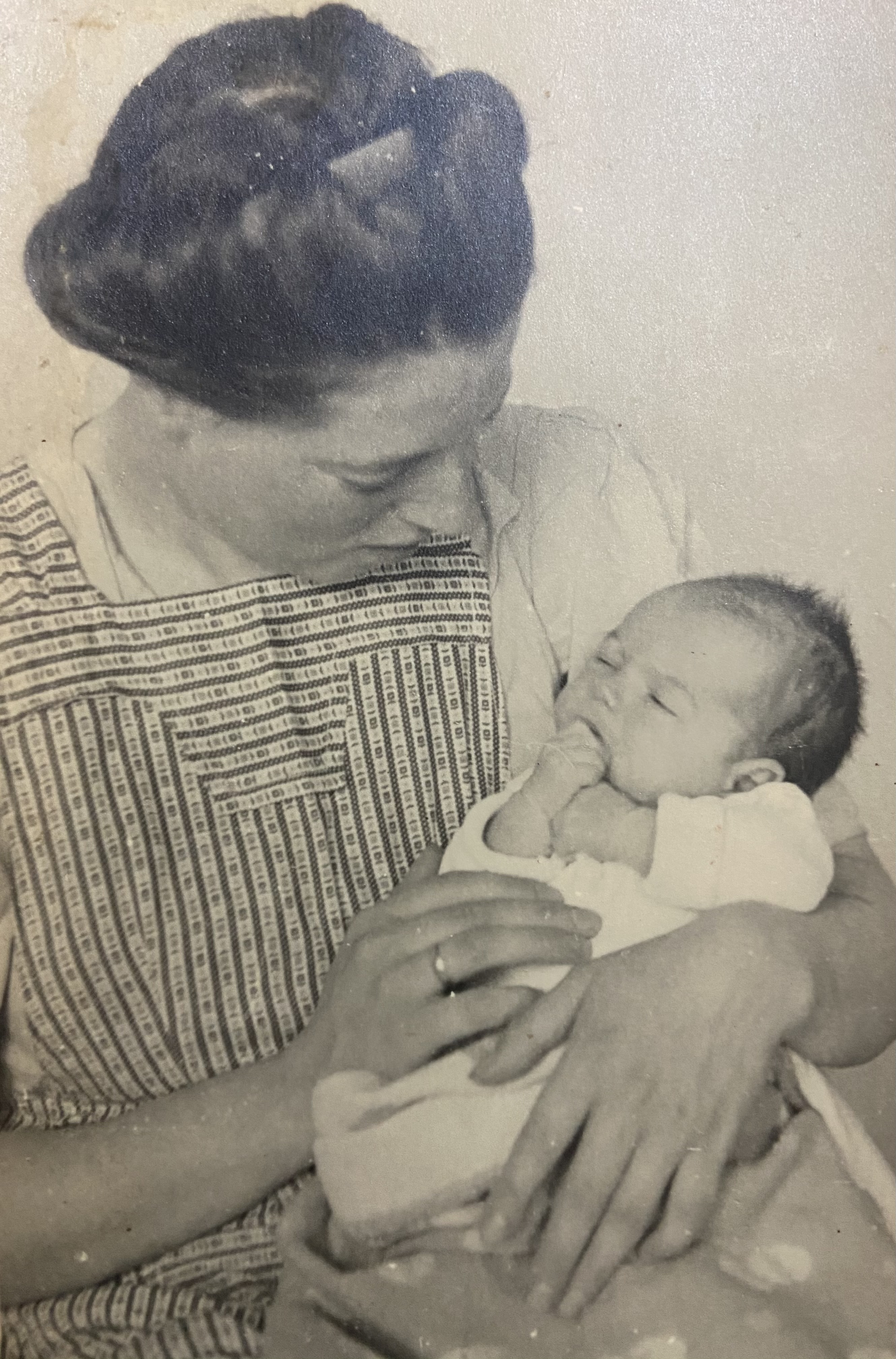 Shauls Mutter mit seinem jüngeren Bruder Herman, der 1943 geboren wurde.