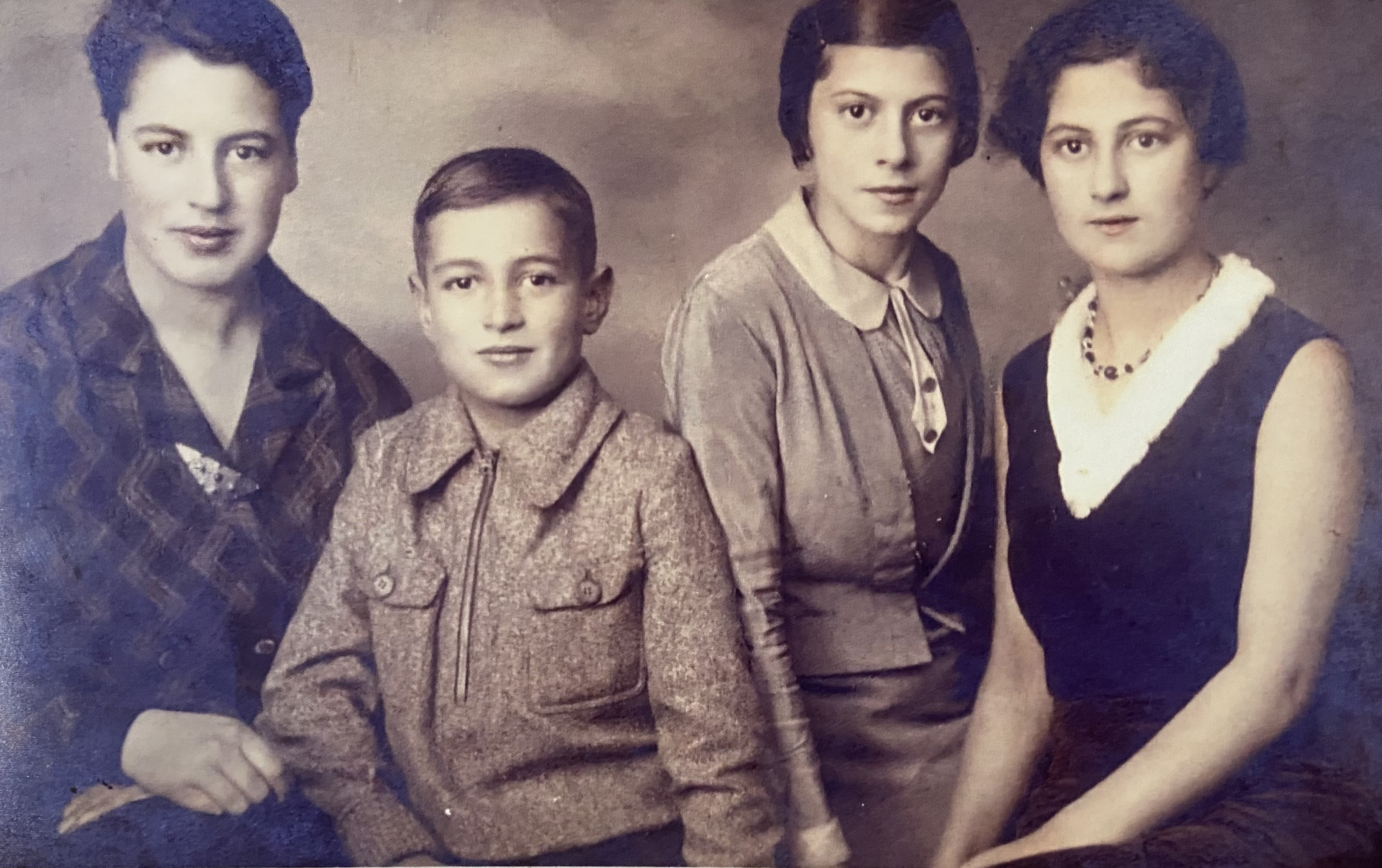 The family of Shaul's mother, Rosa.  Rosa is the first on the left.