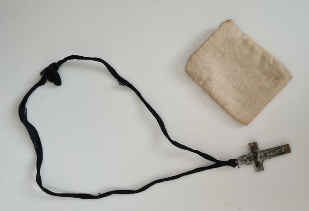 Das Halsband mit Kreuz, das Maria Tammy im Alter von drei Jahren schenkte, als sie ins Kloster gebracht wurde. 