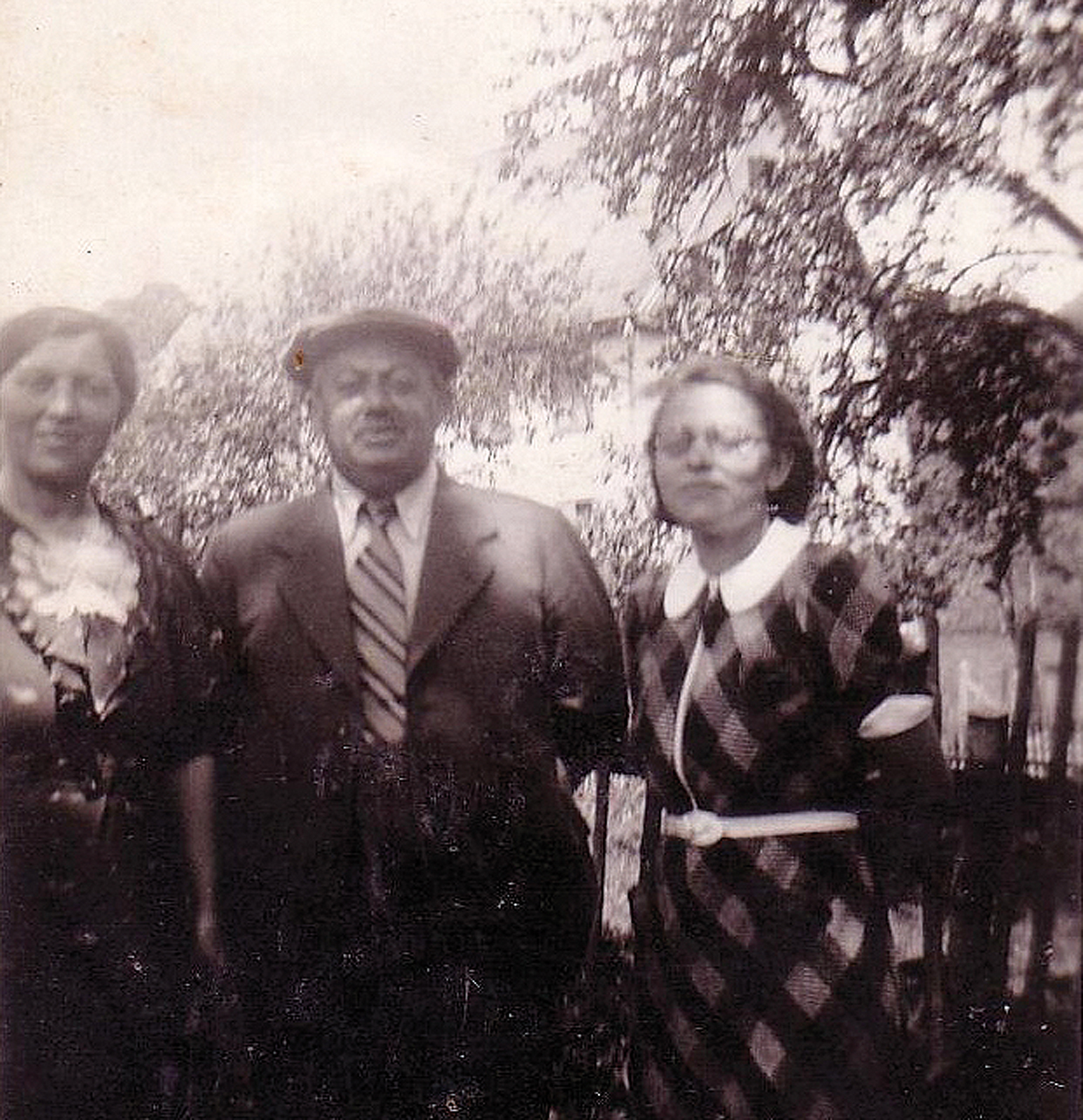 Trude (rechts) mit ihren Eltern Thekla und Elias Schwarz.